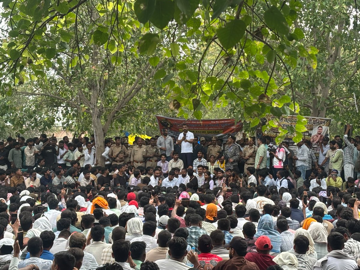 NITESHSAHU2018's tweet photo. माननीय चंद्रशेखर आजाद जी अब स्वयं धरने पर बैठ गए हैं जब तक पंचायत सहायकों की मांगे नहीं पूरी होगी तब तक वह बैठेंगे ।

#पंचायत_सहायक_मानदेय_बढ़ाओ 
#पंचायत_सहायक_नियमित_करो 
#पंचायत_सहायक_संघर्ष https://t.co/Ong6AgjBe5