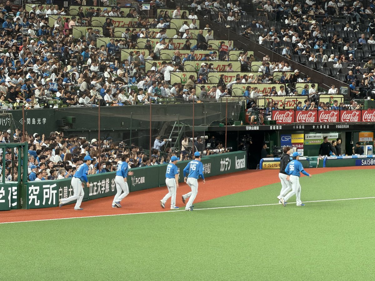 cmm0523's tweet photo. ビジター外野だったので乱闘時に何があったのかよく分からなかったけど、ブルペンから出てきた順番はこちらです。
#lovefighters https://t.co/rZqcon89oI