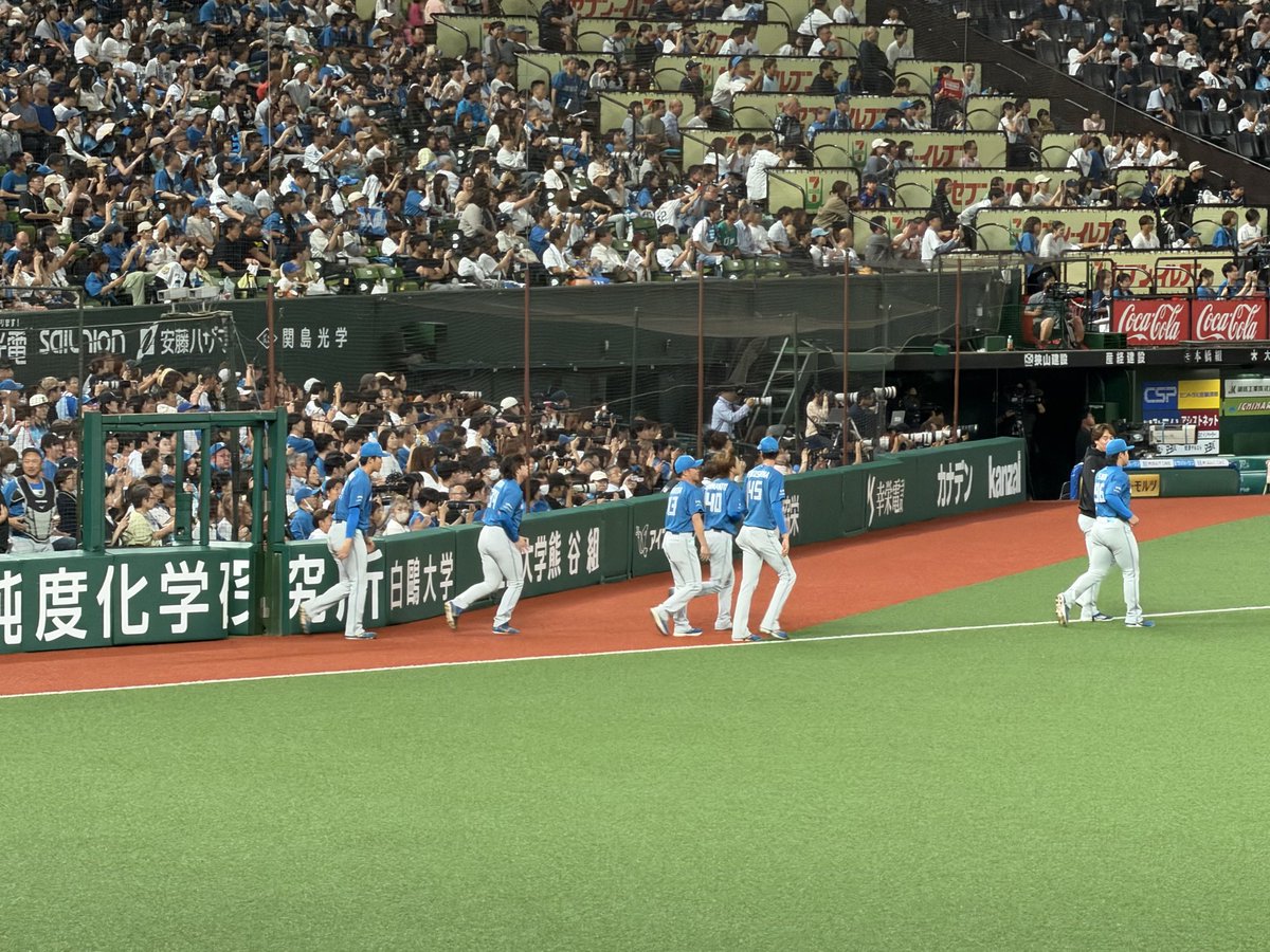 cmm0523's tweet photo. ビジター外野だったので乱闘時に何があったのかよく分からなかったけど、ブルペンから出てきた順番はこちらです。
#lovefighters https://t.co/rZqcon89oI
