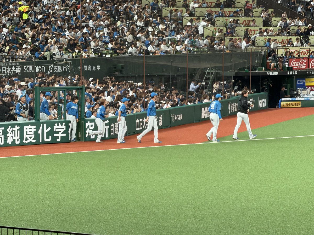 cmm0523's tweet photo. ビジター外野だったので乱闘時に何があったのかよく分からなかったけど、ブルペンから出てきた順番はこちらです。
#lovefighters https://t.co/rZqcon89oI