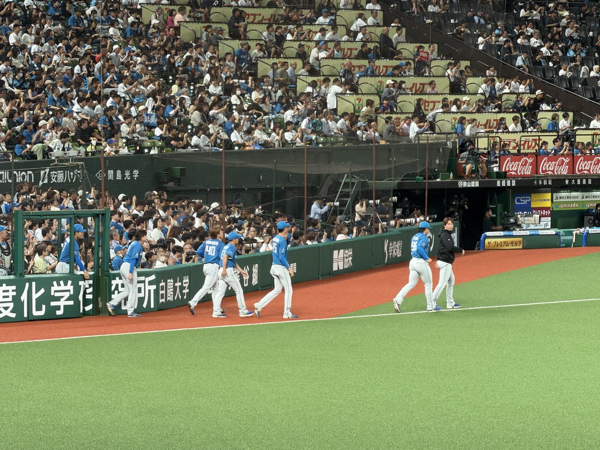 cmm0523's tweet photo. ビジター外野だったので乱闘時に何があったのかよく分からなかったけど、ブルペンから出てきた順番はこちらです。
#lovefighters https://t.co/rZqcon89oI