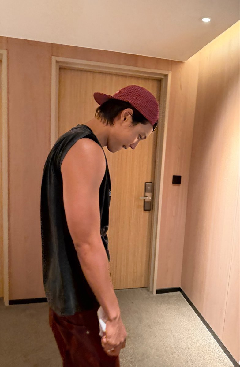 FILESJONGIN's tweet photo. HIS HUGE ARMS OH GOD https://t.co/SeBOyCzTMU