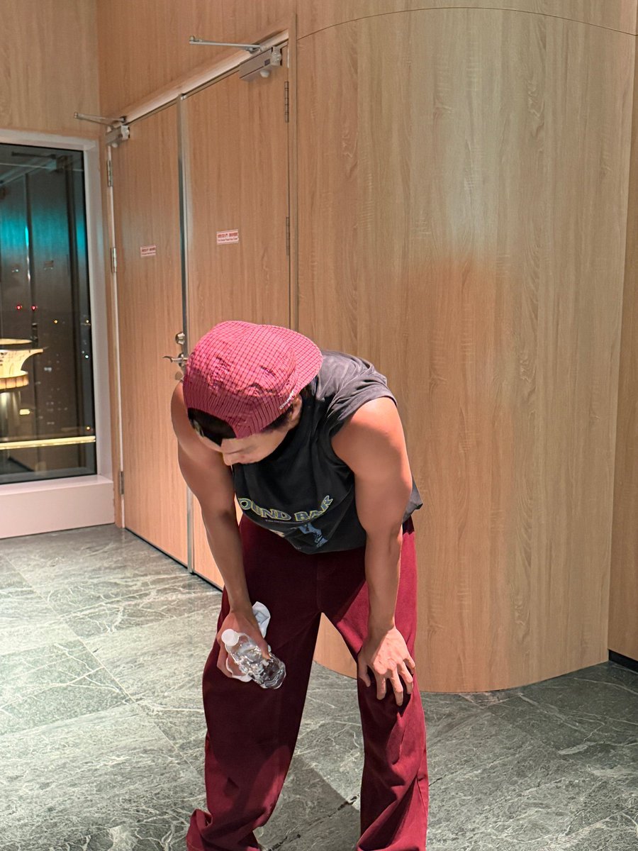 FILESJONGIN's tweet photo. HIS HUGE ARMS OH GOD https://t.co/SeBOyCzTMU