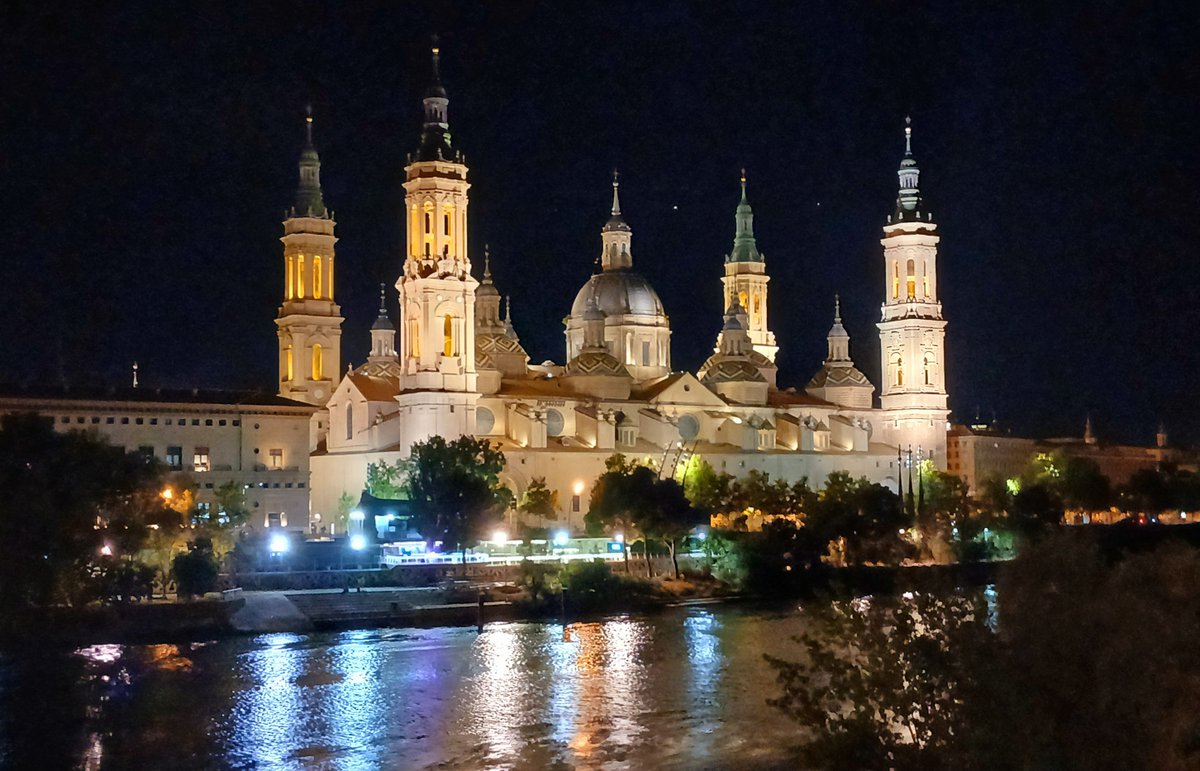 JotaceDece's tweet photo. La Virgen del Pilar me ha dicho... 
Disfrutando un poquito de estas vistas en #Zaragoza tras el concierto de @NCTributes en la sala López de #Zaragoza.
#Super8ByNeonCollective https://t.co/AiIP4q5KON