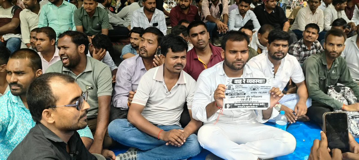 DeepNarayanNi15's tweet photo. वाह री व्यवस्था सरकार शौचालय और सचिवालय एक समान कर दिया
#पंचायत_सहायक_संघर्ष https://t.co/EtTv20r02T