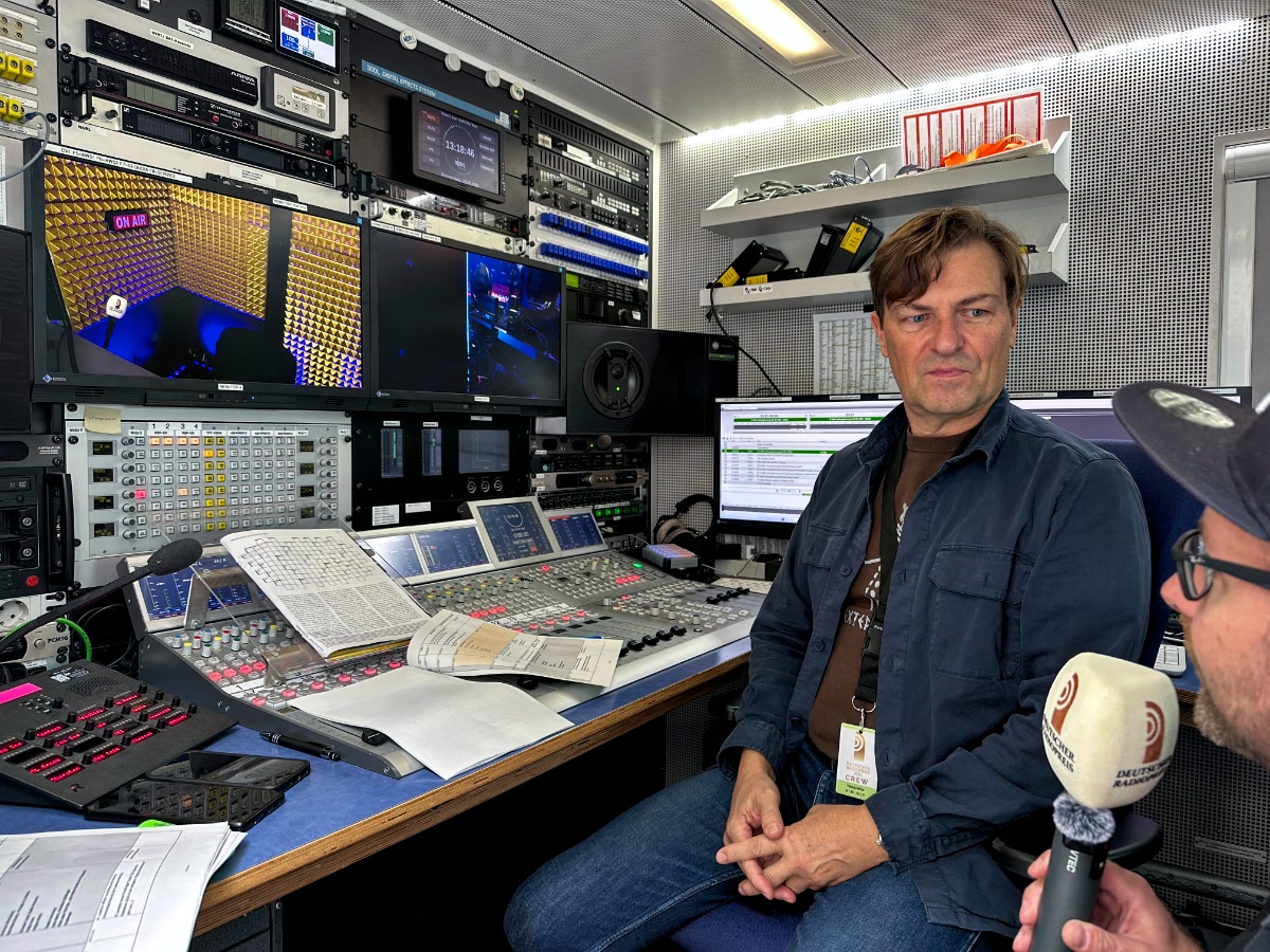 RADIOSZENE's tweet photo. Was passiert eigentlich hinter der Bühne des Deutschen Radiopreises, bevor die erste Laudatio beginnt, der erste Künstler auftritt und die Kameras live auf Sendung gehen? RADIOSZENE-Podcast-Spezial mit Christopher Deppe und Daniel Hobein waren backstage: https://t.co/lJqj1HNnaE https://t.co/MnfS1rH2tx