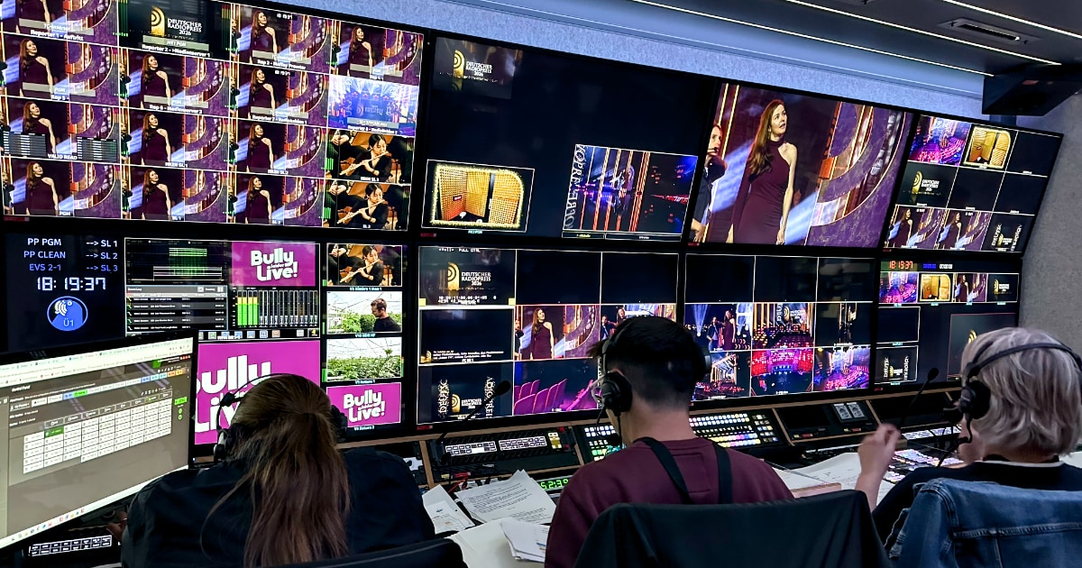 RADIOSZENE's tweet photo. Was passiert eigentlich hinter der Bühne des Deutschen Radiopreises, bevor die erste Laudatio beginnt, der erste Künstler auftritt und die Kameras live auf Sendung gehen? RADIOSZENE-Podcast-Spezial mit Christopher Deppe und Daniel Hobein waren backstage: https://t.co/lJqj1HNnaE https://t.co/MnfS1rH2tx