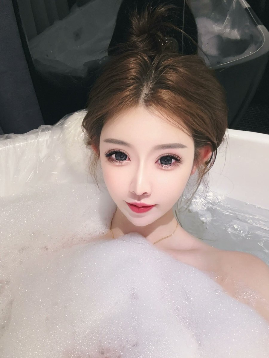 Delaneye2r1's tweet photo. 现在来个正常男生   
 
好无聊呀

信不信我能让你5分钟就爱上我🙊 https://t.co/BmDeDYSFDy