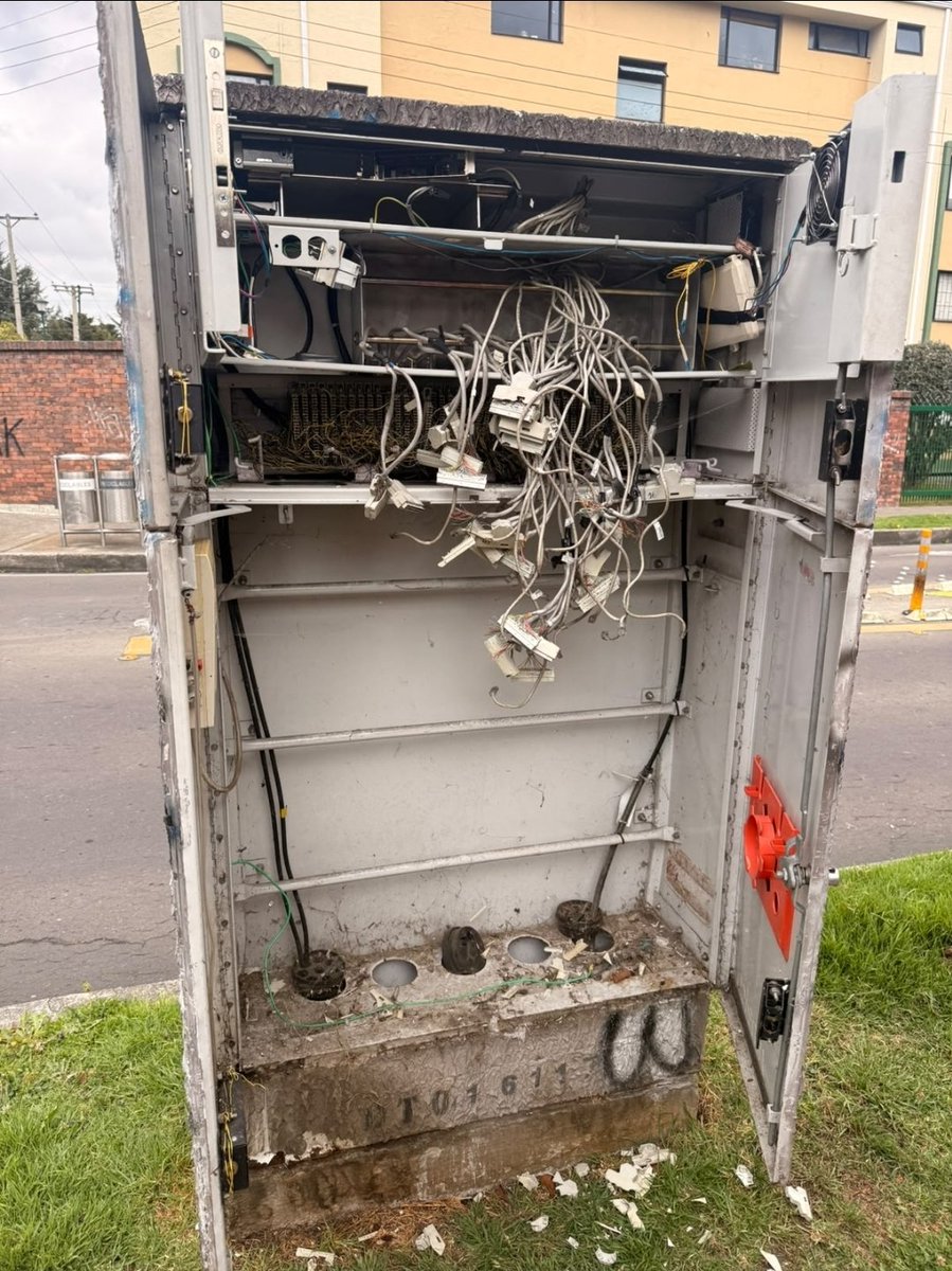 Jaunee's tweet photo. @ETB No sabemos si la dañaron o estaba así por dentro amaneció abierta calle 159A con cra 13A Bogota https://t.co/REvVOb9Pr3