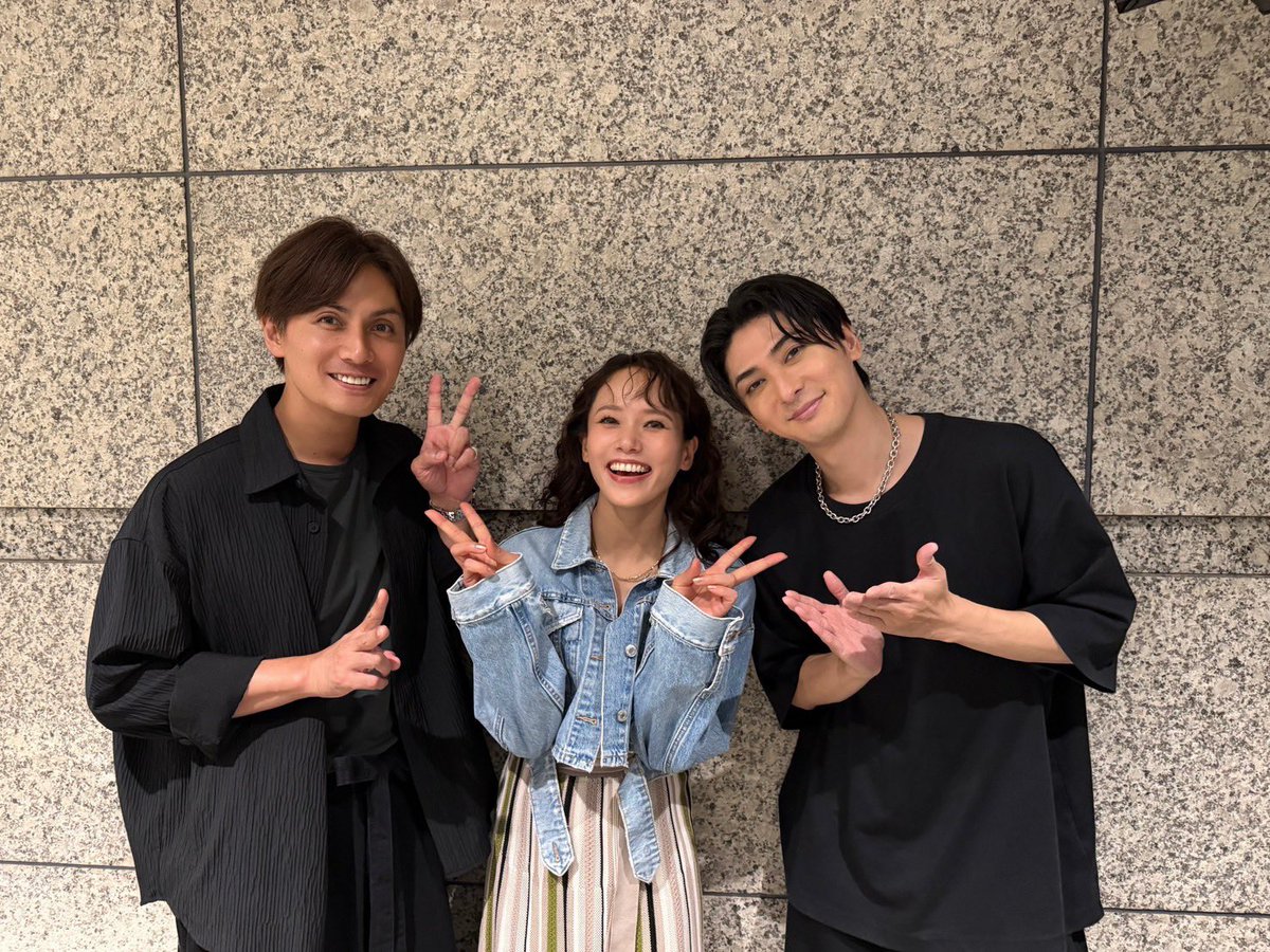 kazuki_kato1007's tweet photo. 公演前に昼公演にゲスト出演していた #ソニン にも会えました(^-^)1789！さて、これはどの曲の何のポーズでしょう？ちなみにこの曲の時私は踊ってません笑笑
#古川雄大 #加藤和樹 https://t.co/htxrTeQEyr