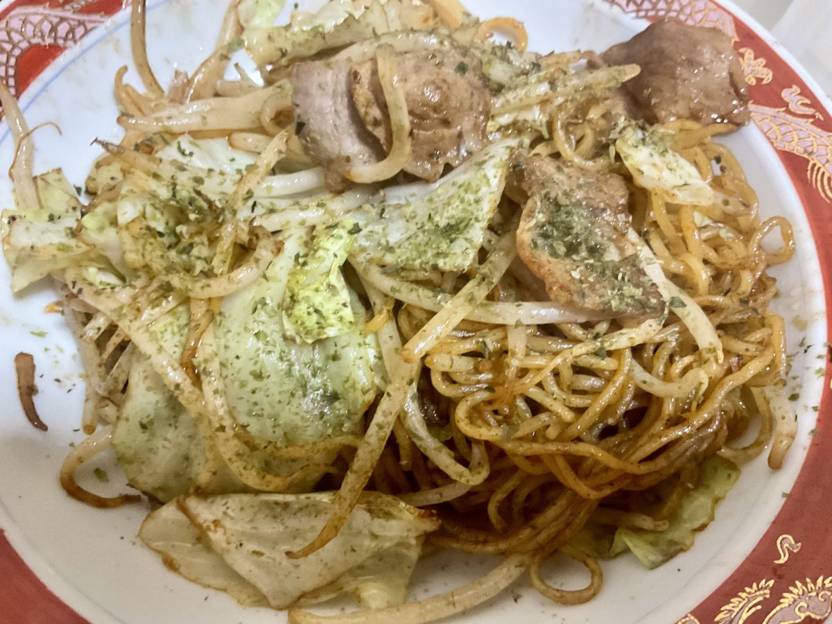 chobi3112's tweet photo. 風呂上がり焼きそばビール。 https://t.co/xuYaMJoXwT