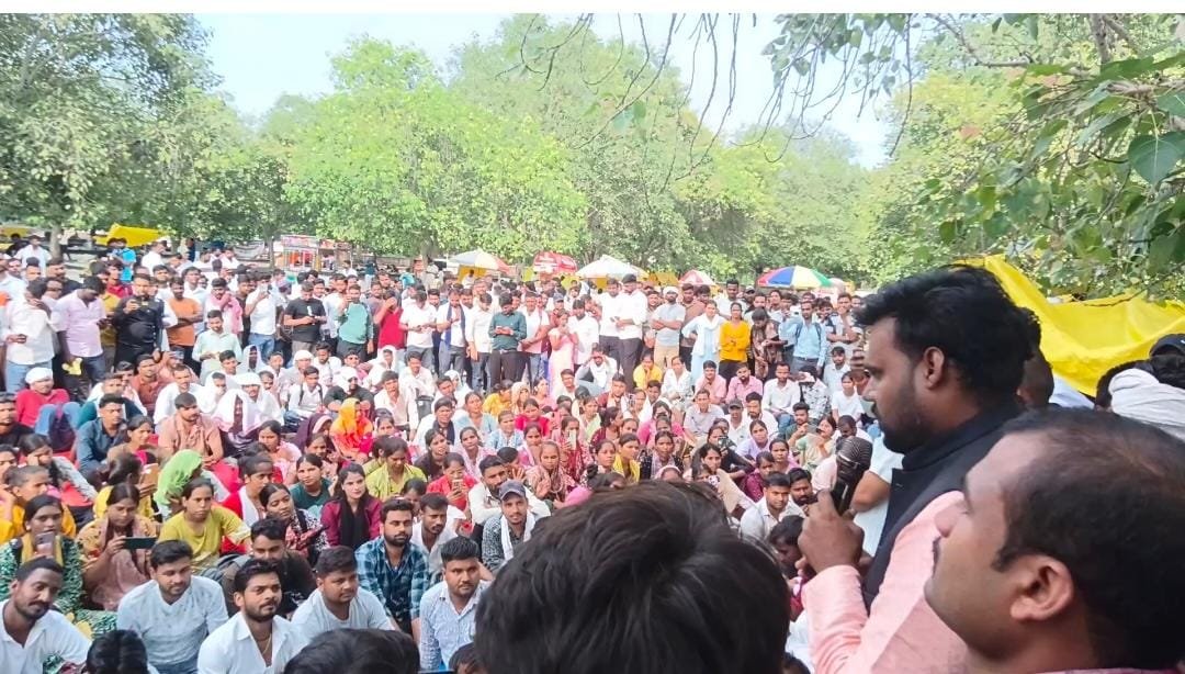 05Rahulyadav's tweet photo. #पंचायत_सहायक_संघर्ष 

यूपी में का बा 
यूपी में सहायक बेहाल बा https://t.co/b3YigLGjLL