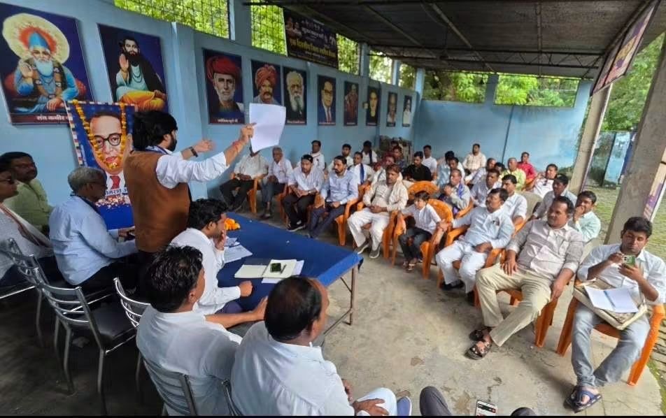 RavikantBsp's tweet photo. #विशेष_बैठक 

जनपद ललितपुर की 226 #ललितपुर_विधानसभा के पदाधिकारियों एवं सेक्टर अध्यक्षों की अति महत्वपूर्ण समीक्षा बैठक लेकर 2027 के आम विधानसभा चुनाव में बसपा. ��ी #5वीं_बार_सरकार बनाने हेतु जरूरी दिशा-निर्देश दिए।

"जय भीम जय भारत"...... 🙏
@Mayawati @bspindia @ramjigautambsp https://t.co/1H45M0o0sD
