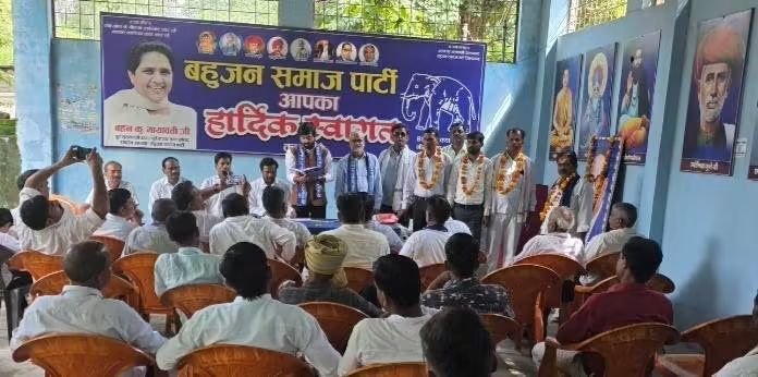RavikantBsp's tweet photo. #विशेष_बैठक 

जनपद ललितपुर की 226 #ललितपुर_विधानसभा के पदाधिकारियों एवं सेक्टर अध्यक्षों की अति महत्वपूर्ण समीक्षा बैठक लेकर 2027 के आम विधानसभा चुनाव में बसपा. ��ी #5वीं_बार_सरकार बनाने हेतु जरूरी दिशा-निर्देश दिए।

"जय भीम जय भारत"...... 🙏
@Mayawati @bspindia @ramjigautambsp https://t.co/1H45M0o0sD