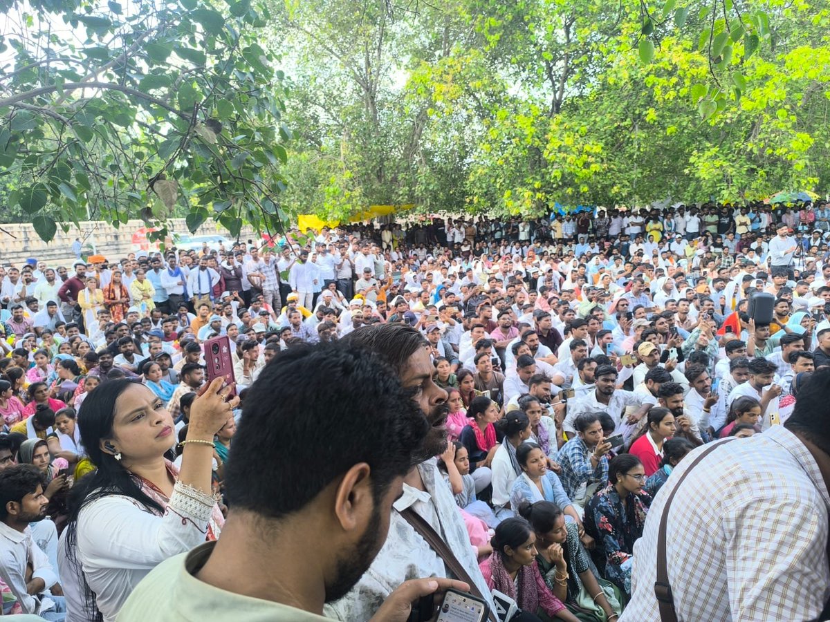 Shiv889900's tweet photo. यह केवल एक धरना नहीं, अपने आत्मसम्मान और भविष्य को बचाने की निर्णायक जंग है। हम झुकने वाले नहीं हैं, हमारी आवाज़ लखनऊ से लेकर दिल्ली तक गूंजेगी!
#पंचायत_सहायक_संघर्ष https://t.co/tI7t8GCyOq