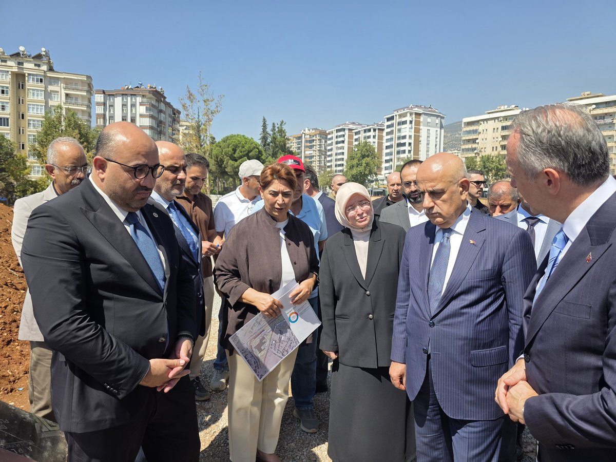 AkKahramanmaras's tweet photo. Kültür ve Turizm Bakan Yardımcımız Sayın Gökhan Yazgı @yazgi_gokhan , Tarım, Orman ve Köyişleri Komisyonu Başkanı, Milletvekilimiz Prof.Dr. Vahit Kirişci, İl Başkanımız M.Burak Gül, Milletvekillerimiz Dr.Tuba Köksal, Prof.Dr. Mehmet Şahin, Büyükşehir Belediye Başkanımız Fırat Görgel, İlçe Başkanlarımız, İlçe Belediye Başkanlarımız ve Teşkilatımızla birlikte;

📌 Necip Fazıl Kısakürek Kültür Merkezi’nin yerine yapılan ve şehrimizin kültürel dönüşümüne yön verecek modern bir yaşam alanı olarak tasarlanan yeni kültür merkezimizin inşaat alanında inceleme,
📌 Şehrimizin önemli kültürel miraslarından Tarihi Kocabaş Konağı’nda yürütülen restorasyon çalışmaları ile
📌 Yedi Güzel Adam Kütüphanesi ve Deneyim Müzesinde yürütülen restorasyon çalışmalarını yerinde incelediler.

Kültürün, edebiyatın ve şiirin şehri Kahramanmaraş’ımızda; geçmişimizin kıymetli mirasını korurken, geleceğin kültür ve sanat hayatına yön verecek eserleri de şehrimize kazandırmaya devam ediyoruz.

Kadim değerlerimizi yeniden ayağa kaldıran, şehrimizin kültürel hafızasını gelecek nesillere taşıyan ve Kahramanmaraş’ımızın “Edebiyat Şehri” kimliğini daha da güçlendiren tüm çalışmalarımızın şehrimize hayırlı olmasını dileriz.

#AKPARTİ
#TürkiyeYüzyılı
#Kahramanmaraş 🇹🇷