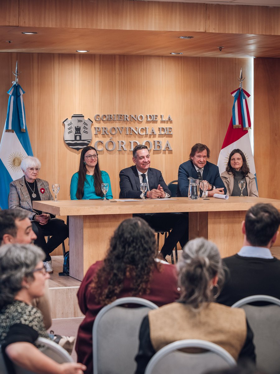eaafoficial's tweet photo. 🧬 Se presentó la campaña “La tierra habla. Tu sangre puede darles nombre”, que convoca a familiares de personas desaparecidas por el terrorismo de Estado entre 1974 y 1983 a aportar una muestra de sangre.

🩸 Esta acción puede ser clave para identificar los restos hallados en Córdoba y contribuir a que quienes llevan décadas buscando sepan qué ocurrió con sus seres queridos.

La iniciativa es organizada de manera conjunta por la Provincia de Córdoba, la Municipalidad de Córdoba, los Espacios para la Memoria y el Equipo Argentino de Antropología Forense.

Si sos familiar de una persona desaparecida durante el terrorismo de Estado, podés comunicarte para coordinar la toma. Es gratuita, confidencial y tiene fines identificatorios.

☎️ 0800-345-3236
📱 +54 9 11 2348-5229
✉️ iniciativa@eaaf.org

Memoria, verdad e identidad.

@TamaraPez
@miguelsiciliano
@MartinLlaryora
@monteroliliana
@PasseriniOk
@vinculacioncba
@MuniCba
@espaciosmemoria
@psocialmunicba
@CORDOBAABUELAS
@hijoscba

#LaTierraHabla #MemoriaVerdadYJusticia