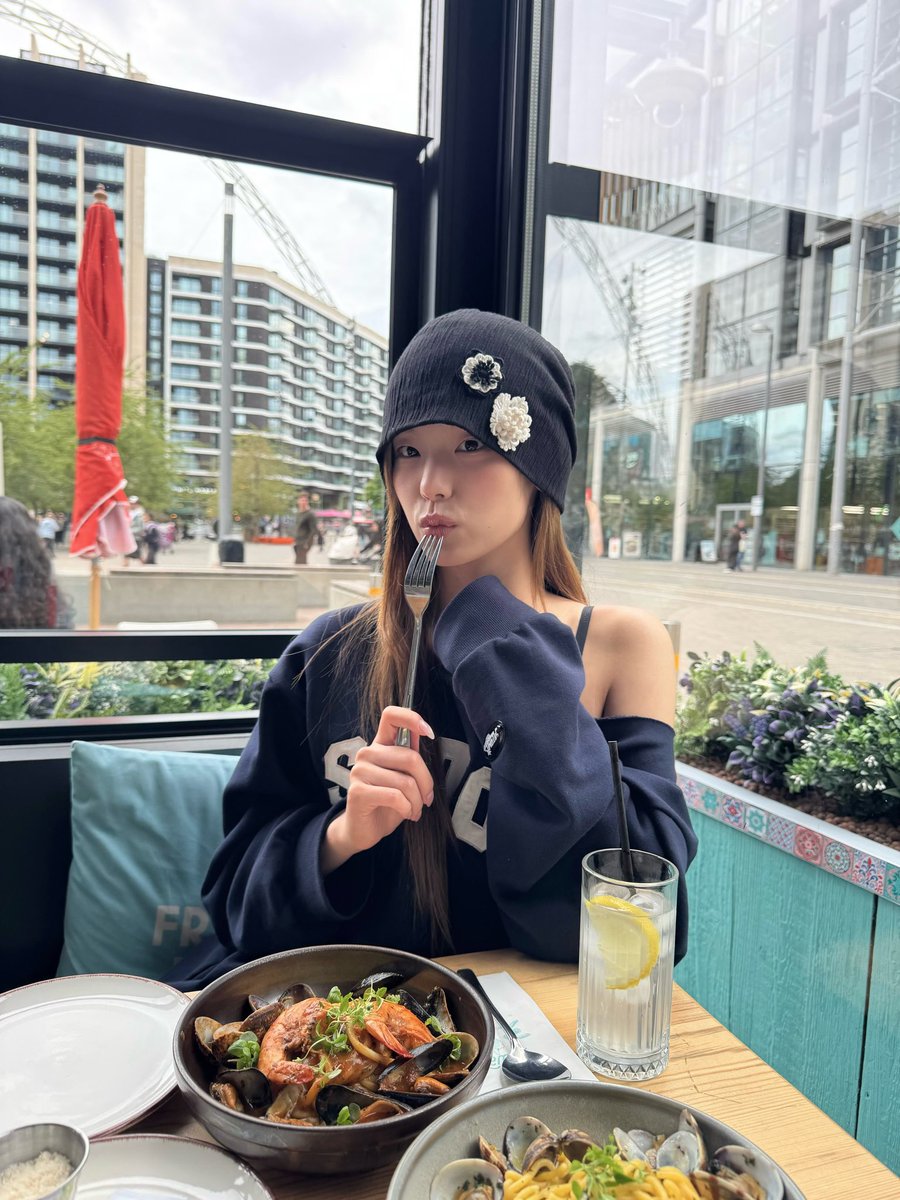 nnyenniii's tweet photo. ⊹ ⋆ﾟ˚₊‧ 260912 있지 예��� 착장 손민수 ‧₊˚ ⋆ﾟ⊹  

☆彡상의
𓂂 𓈒𓏸 브랜드: 사토미라디오 (SATOMI RADIO) 
𓂂 𓈒𓏸 제품: One-shoulder patchwork MTM(n)
💲가격 : ₩52,000
🔎 https://t.co/azNB4Ir3Gr

☆彡하의
𓂂 𓈒𓏸 브랜드: 사토미라디오 (SATOMI RADIO) 
𓂂 𓈒𓏸 제품: Patchwork jogger pants(n)
💲가격 : ₩79,000
🔎 https://t.co/JqcjpZwzx8

☆彡모자
𓂂 𓈒𓏸 브랜드: 시오 (SIO) 
𓂂 𓈒𓏸 제품: COSAGE BEANIE [BLACK]
💲가격 : ₩48,000
🔎 https://t.co/OBAPRL7ANZ

☆彡가방
𓂂 𓈒𓏸 브랜드: 세이스튜디오 (SEYSTUDIO) 
𓂂 𓈒𓏸 제품: Delphine Bag - Smoke White
💲가격 : ₩179,000
🔎 https://t.co/nFFyBbQqcS

#있지 #ITZY #예지 #YEJI
