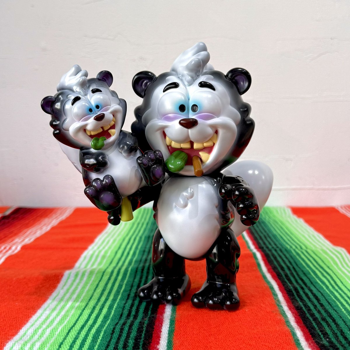 BlackBookToy's tweet photo. Rank Frank新色はスカンクと言えばなBK。今回のこだわりは通常サイズにも肉球をペイントした所！

前回のOG同様、付属の花にmini(かなりデカい指人形)を合体させて親子みたいに出来ます。

抽選応募は9/14いっぱい。
https://t.co/kWRybGtqyp

#sofubi #ソフビ https://t.co/dukPe09Wc8