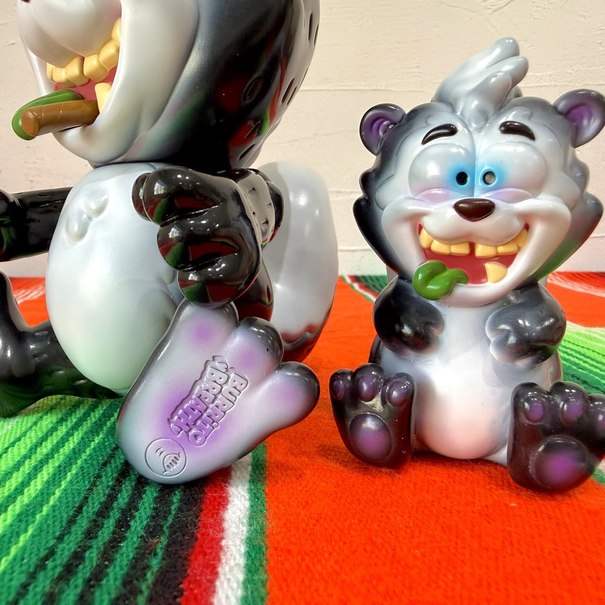 BlackBookToy's tweet photo. Rank Frank新色はスカンクと言えばなBK。今回のこだわりは通常サイズにも肉球をペイントした所！

前回のOG同様、付属の花にmini(かなりデカい指人形)を合体させて親子みたいに出来ます。

抽選応募は9/14いっぱい。
https://t.co/kWRybGtqyp

#sofubi #ソフビ https://t.co/dukPe09Wc8