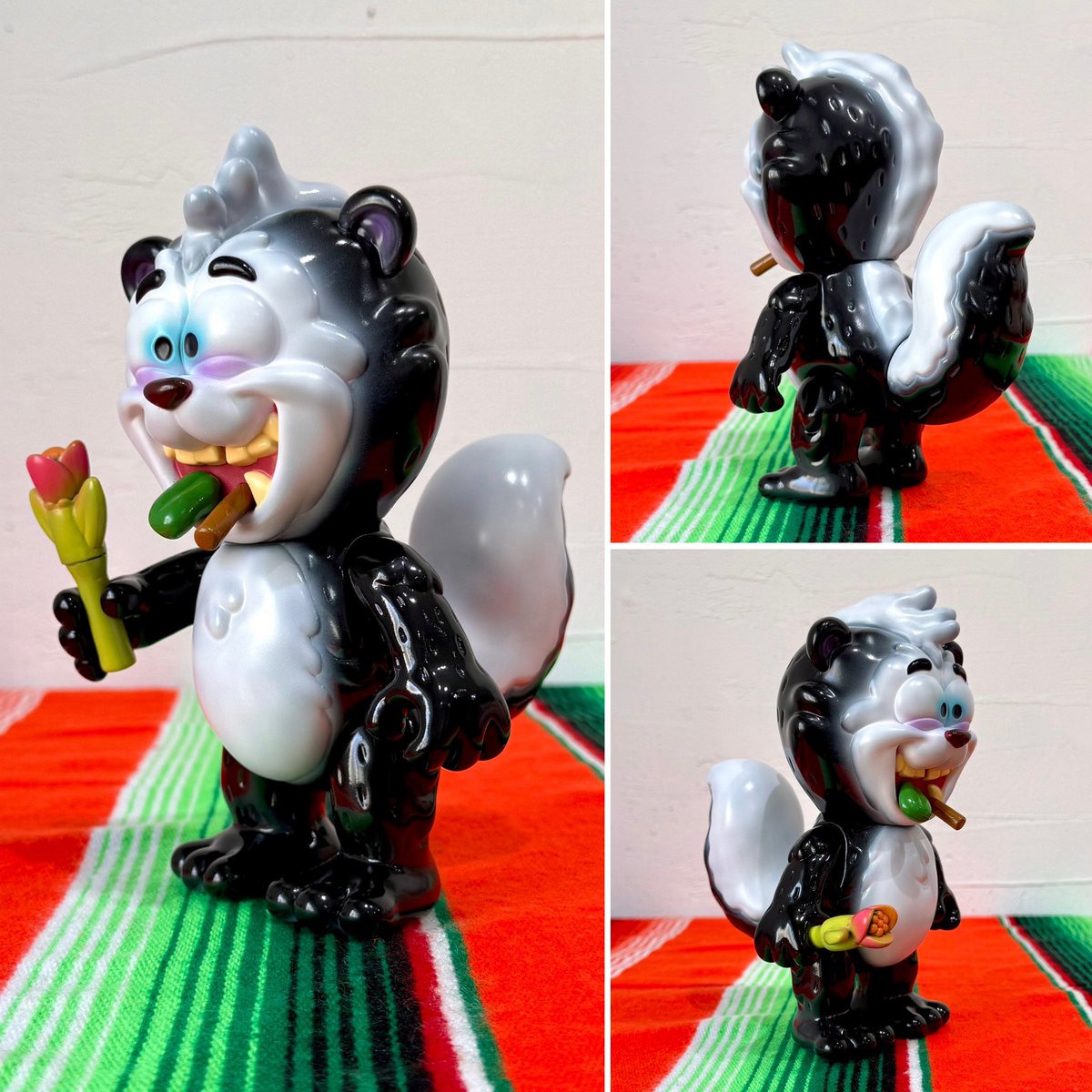 BlackBookToy's tweet photo. Rank Frank新色はスカンクと言えばなBK。今回のこだわりは通常サイズにも肉球をペイントした所！

前回のOG同様、付属の花にmini(かなりデカい指人形)を合体させて親子みたいに出来ます。

抽選応募は9/14いっぱい。
https://t.co/kWRybGtqyp

#sofubi #ソフビ https://t.co/dukPe09Wc8
