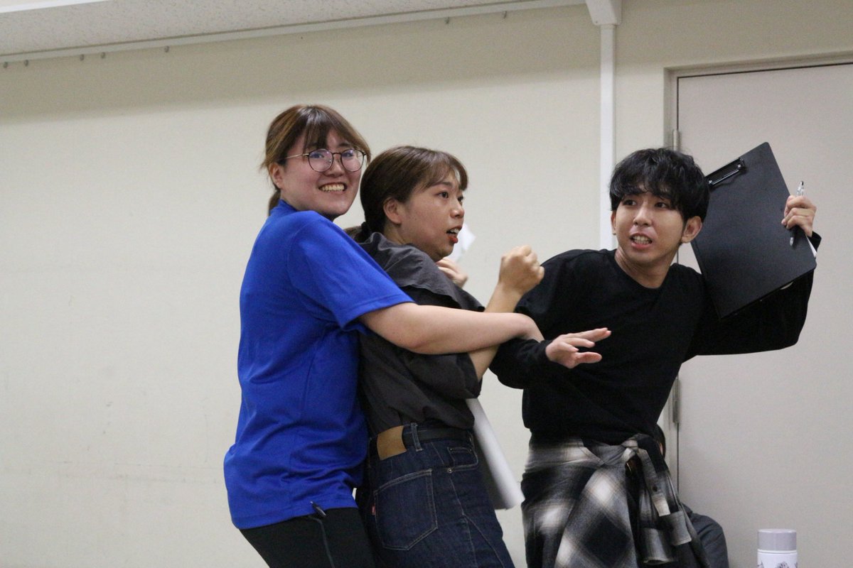 wistroemeria's tweet photo. 本日は両班稽古でした！
A班は部分的な集中稽古
B班は通しを受けての全体的な稽古となりました。

「まだまだ」「もっと行ける」熱心な声が飛び交う現場となっています。通したことで気持ちが引き締まり１段ギアが上がった感じです♪
#たきがわ営業中
#劇団Wistroemeria https://t.co/R47GaJEsTg