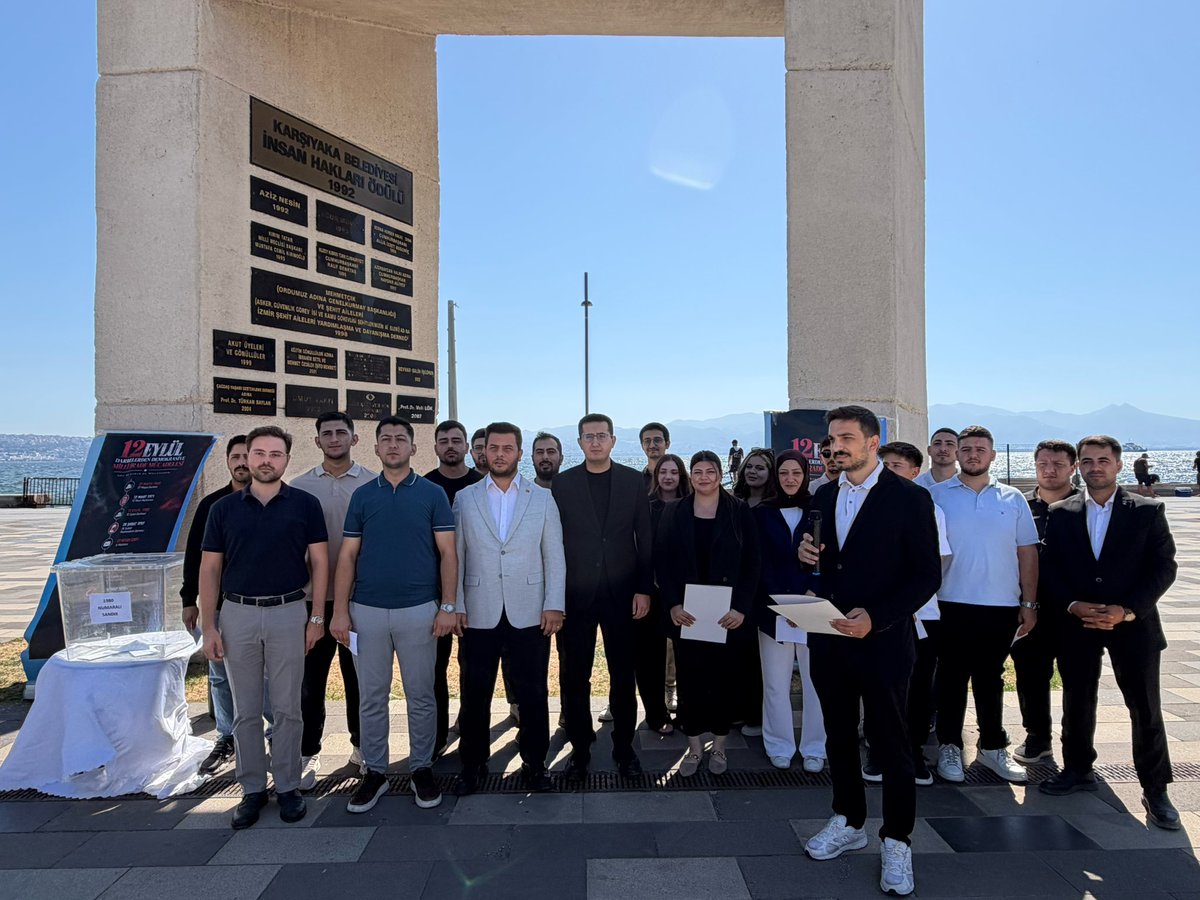 akgenclikizmir's tweet photo. 12 Eylül 1980 darbesinin 46. yıl dönümünde, Karşıyaka ilçemizde bulunan İnsan Hakları Anıtı'nın önünde bir araya gelerek basın açıklamamızı gerçekleştirdik.

Demokrasiye, milli iradeye ve insan haklarına sahip çıkıyor; darbelerin ve vesayetin karşısında durmaya devam ediyoruz. https://t.co/7mfUphhndR