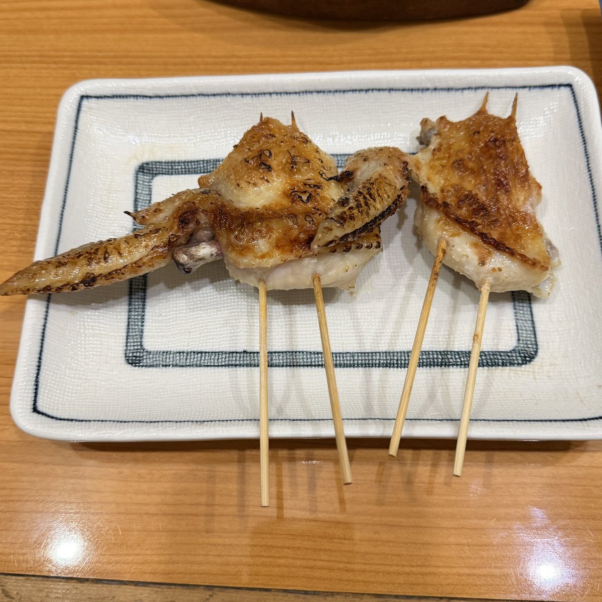 mouyome's tweet photo. スルメイカ刺、手羽焼き、三葉の玉子とじ。
愛すべき下町味で全体的に塩分強め（あるいは自分の体調か）だけど旨いのは間違いない https://t.co/XKeCnvN72R