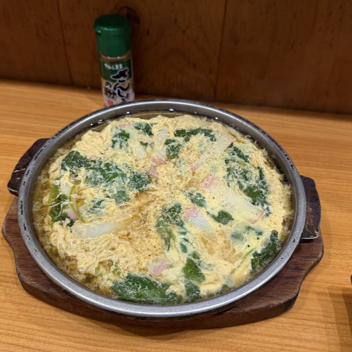 mouyome's tweet photo. スルメイカ刺、手羽焼き、三葉の玉子とじ。
愛すべき下町味で全体的に塩分強め（あるいは自分の体調か）だけど旨いのは間違いない https://t.co/XKeCnvN72R