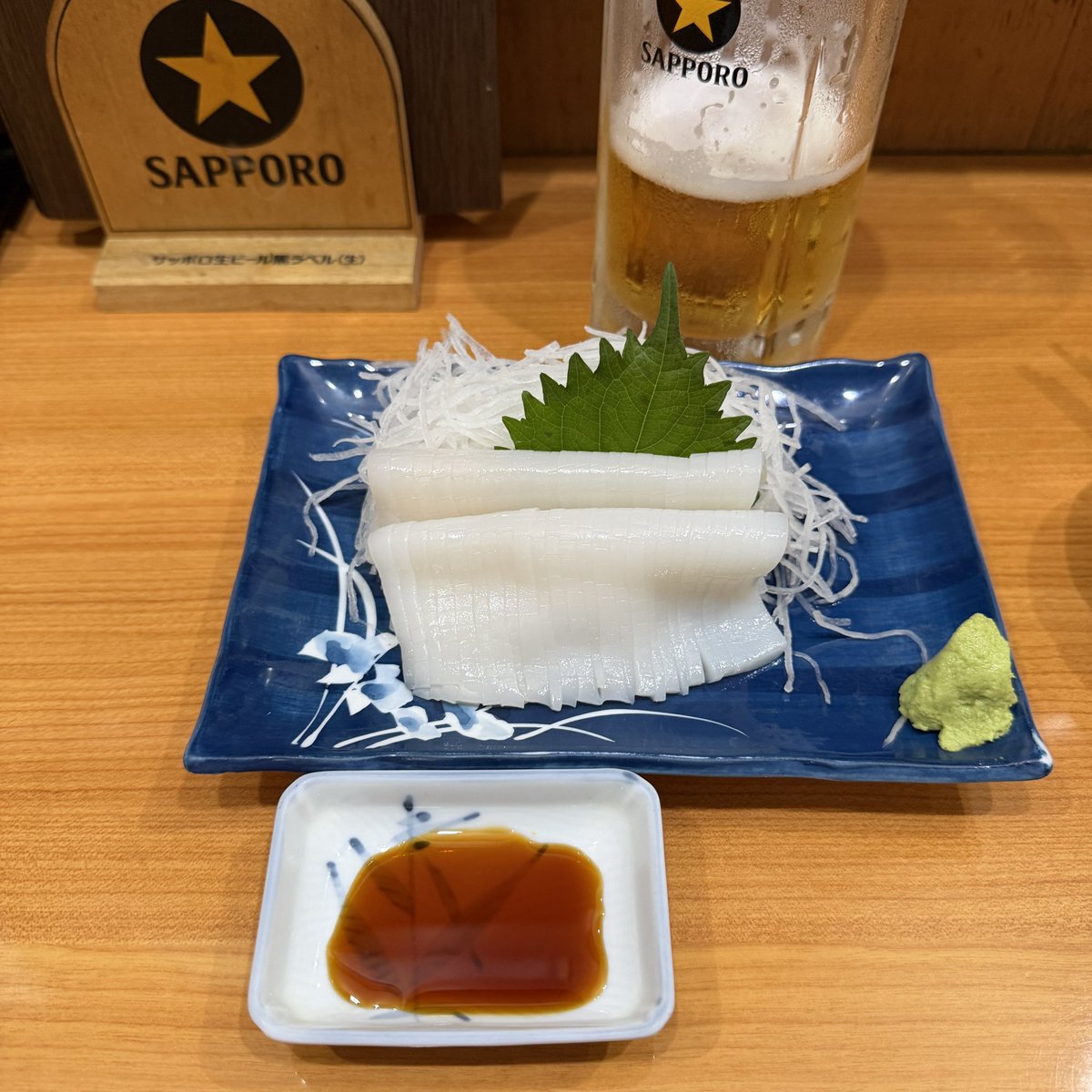 mouyome's tweet photo. スルメイカ刺、手羽焼き、三葉の玉子とじ。
愛すべき下町味で全体的に塩分強め（あるいは自分の体調か）だけど旨いのは間違いない https://t.co/XKeCnvN72R