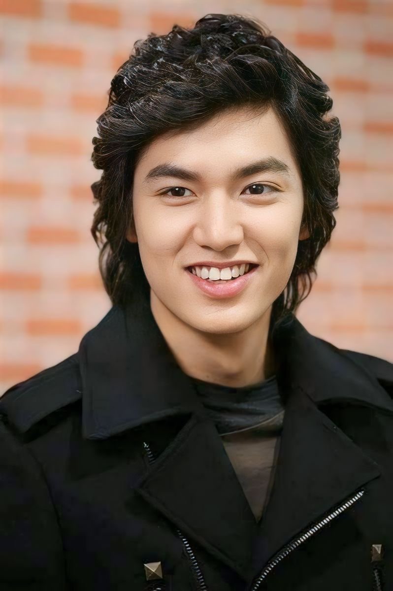 Victoriazuhv's tweet photo. 🚨Breaking news 
Actor Lee Min-ho announces retirement after 23+ years in the industry 

Boys before flower star and our favorite Korean oppa in a recent interview said romance roles don’t suit him anymore he wants roles that actually match his age and maturity, but apparently all he gets offered is romance.

so he’s like retirement it is then unless someone comes with a role that actually suits him… then maybe