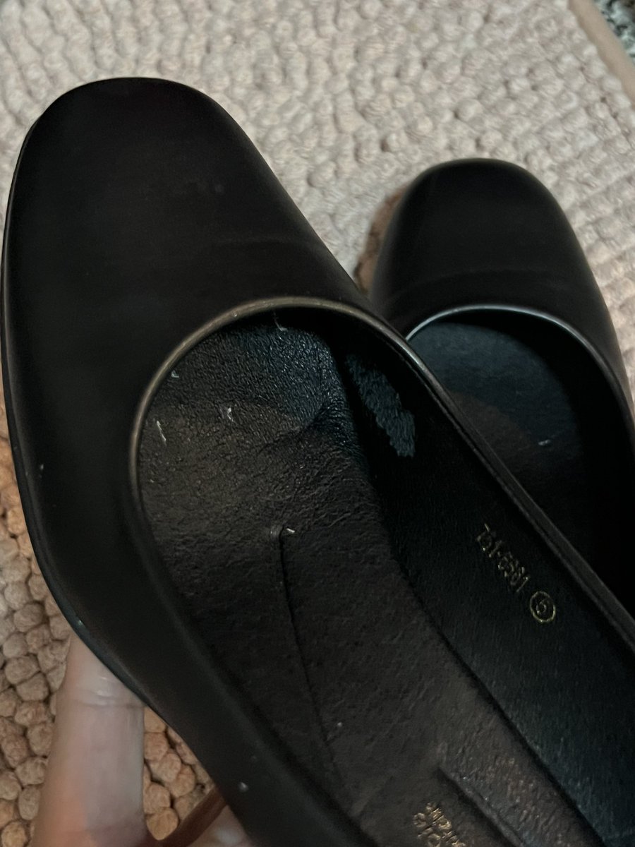 SmileItit's tweet photo. ส่งต่อรองเท้าคัทชูของ Bata ค่า 🥿ไซส์ 38
มีกันกัดด้านหลังให้ รอยร่องรอยตามการใช้งาน
ตามรูปเลยค่ะ 
ราคา 350 บาทรวมส่ง สนใจ DM ได้เลยคับ🫶🏻💘
#ส่งต่อรองเท้า #Bata #บาทา #รองเท้ารับปริญญา #รองเท้ามือสอง #รองเท้าคัทชู https://t.co/nspTN41Oaf