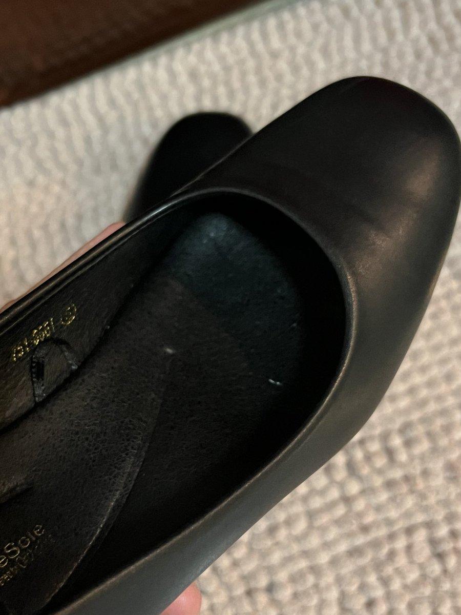 SmileItit's tweet photo. ส่งต่อรองเท้าคัทชูของ Bata ค่า 🥿ไซส์ 38
มีกันกัดด้านหลังให้ รอยร่องรอยตามการใช้งาน
ตามรูปเลยค่ะ 
ราคา 350 บาทรวมส่ง สนใจ DM ได้เลยคับ🫶🏻💘
#ส่งต่อรองเท้า #Bata #บาทา #รองเท้ารับปริญญา #รองเท้ามือสอง #รองเท้าคัทชู https://t.co/nspTN41Oaf