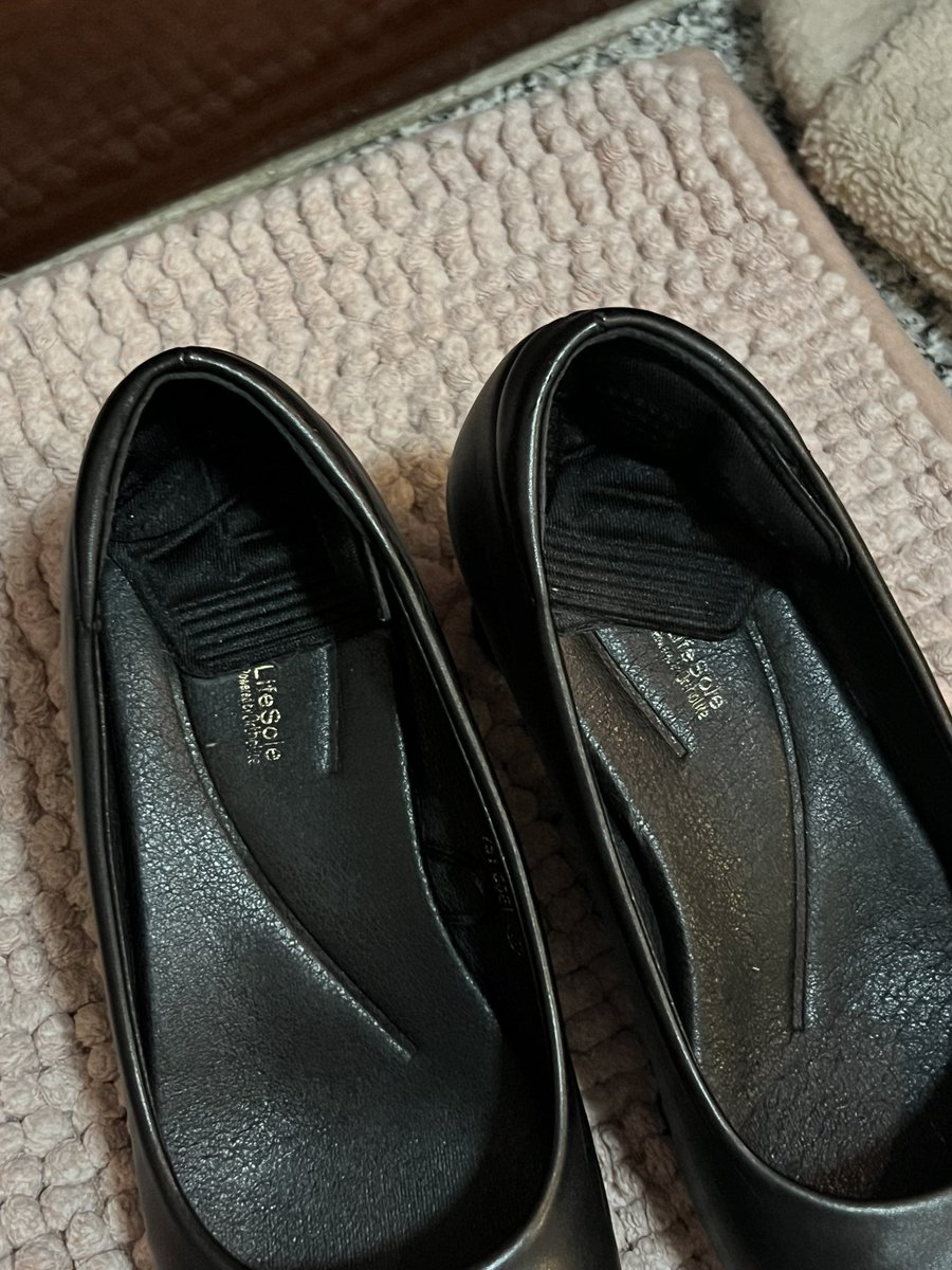 SmileItit's tweet photo. ส่งต่อรองเท้าคัทชูของ Bata ค่า 🥿ไซส์ 38
มีกันกัดด้านหลังให้ รอยร่องรอยตามการใช้งาน
ตามรูปเลยค่ะ 
ราคา 350 บาทรวมส่ง สนใจ DM ได้เลยคับ🫶🏻💘
#ส่งต่อรองเท้า #Bata #บาทา #รองเท้ารับปริญญา #รองเท้ามือสอง #รองเท้าคัทชู https://t.co/nspTN41Oaf