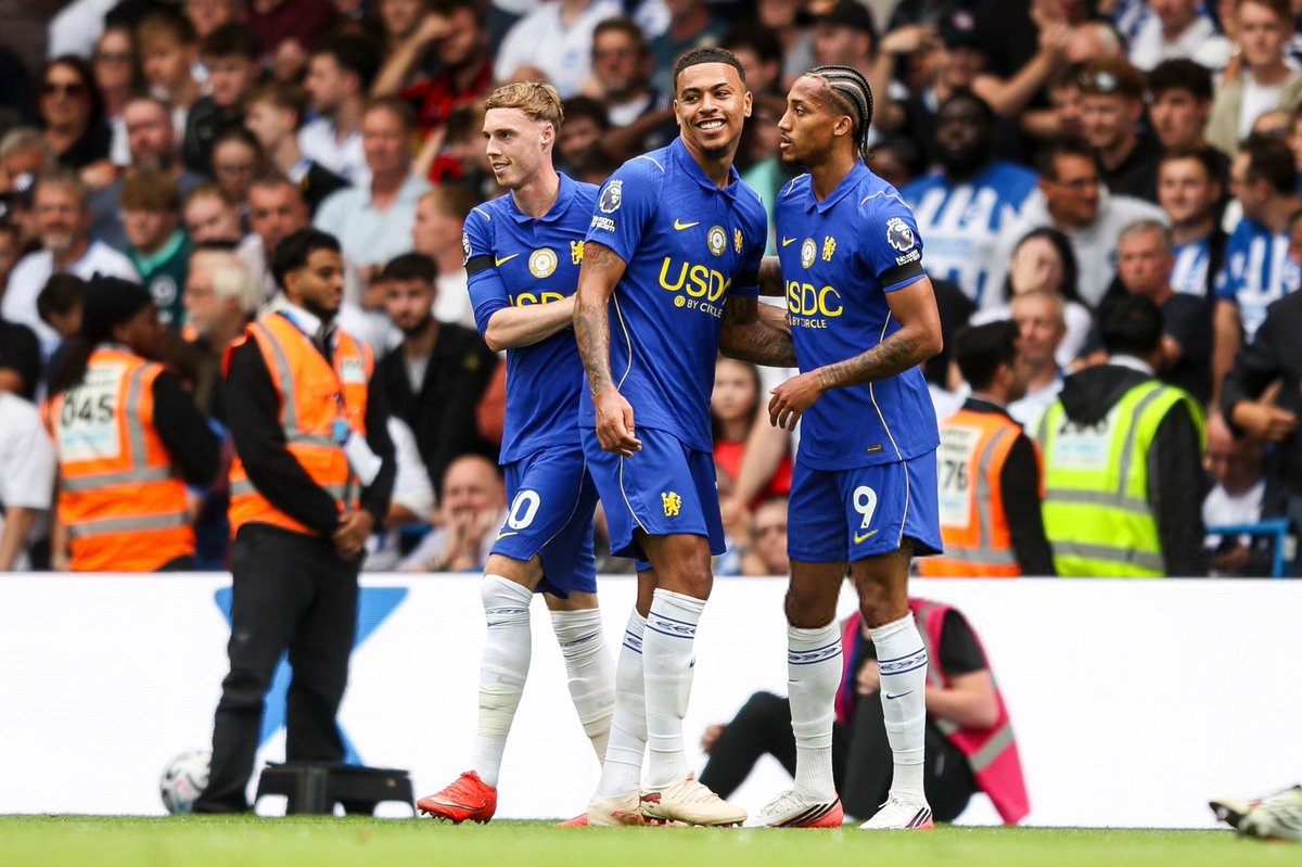 ActuFoot_'s tweet photo. LE TRIO MAGIQUE DE CHELSEA CETTE SAISON 💙👇 :

⚽️⚽️⚽️🎯🎯🎯🎯 Morgan ROGERS 🏴󠁧󠁢󠁥󠁮󠁧󠁿
⚽️⚽️⚽️⚽️🎯🎯 Cole PALMER 🏴󠁧󠁢󠁥󠁮󠁧󠁿
⚽️⚽️⚽️🎯🎯🎯 Joao PEDRO 🇧🇷 https://t.co/wdkdj4zat9