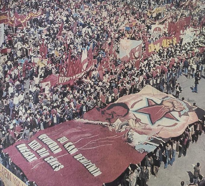dhareket85's tweet photo. #Açıklama | Faşizm yenilecek halk kazanacak!

12 Eylül, ülkeye postal kokularının yayıldığı, tank seslerinin duyulduğu o günün sabahında, CIA ajanı Paul Henze’nin “Bizim çocuklar başardı” ifadelerinde somutlandığı gibi genelde emperyalizmin özelde Türkiyeli sermayenin ihtiyacı olan bir müdahaledir. 

12 Eylül, yalnızca askerlerin yönetime el koyduğu bir olağanüstülük anı değildir; aynı zamanda Türkiye kapitalizminin neoliberalleşme sürecini zor yoluyla hayata geçiren bir darbedir. Darbenin ekonomi politiği, 24 Ocak 1980 kararlarında somutlaşmıştır. Bu kararlar, Türkiye ekonomisinin yapısını köklü biçimde değiştirmeyi hedeflemiş; ithal ikameci sanayileşmeye son verilmiş, tarım sübvansiyonları kaldırılmış ve kamu mallarının özelleştirilmesi süreci başlatılmıştır. Sosyal devlet uygulamaları sınırlanmış, eğitim ve sağlık hizmetleri piyasalaştırılmış, işçi hakları kısıtlanmış ve esnek üretim modeline geçiş için gereken koşullar yaratılmıştır.

12 Eylül’ün özgünlüğü, Türkiye’de neoliberal politikaların uygulanmasının zorunlu kıldığı kalıcı yapısal değişikliklerdir. Önceki darbelerden farklı olarak, 12 Eylül sonrası düzenleme bir defalık müdahale ile sınırlı kalmamış; toplumun bütün alanlarını kapsayan uzun vadeli bir yeniden yapılandırma hedeflemiştir. 12 Eylül, yalnızca geçmişin bir kırılma noktası değil; Türkiye’nin yeni sömürgeleşme sürecinin (uluslararası yeniden işbölümü) ve kapitalizmin küresel hegemonya krizine uyum sağlama stratejisinin bir parçasıdır.

12 Eylül askeri darbesiyle başlayan neoliberal dönüşüm süreci, yalnızca 1980’lerin ve 1990’ların ekonomik ve siyasal programlarıyla sınırlı kalmamış; 2000’li yıllarda AKP döneminde farklı araçlarla devam etmiştir. Burada dikkat çekilmesi gereken temel olgu, müdahale ve yeniden düzenleme ihtiyacının artık askeri darbe ile sınırlı olmaması, yani darbenin süreklileşmiş bir iklim haline gelmesidir.

AKP, iktidara geldiği ilk yıllardan itibaren, ekonomik ve siyasal programını Türkiye kapitalizminin uluslararası bağımlılık ilişkilerine uygun biçimde uygulamaya koymuştur. 2010 sonrası dönemde özellikle 12 Eylül referandumu ve başkanlık sistemi gibi adımlar, toplumsal ve siyasal alanın yeniden düzenlenmesini hedeflemiş; 15 Temmuz bağlamlı “hesaplaşmalar”, ekonomi politiğin ve egemen sınıfların ihtiyaçları ile birleşmiştir.

Bu süreçte olağanüstü hâl (OHAL), Kanun Hükmünde Kararnameler (KHK’lar) ve kayyum uygulamaları gibi araçlar, toplumsal ve siyasal yaşam üzerinde sürekli bir baskı ve denetim mekanizması oluşturmuştur. Böylece darbe, yalnızca tek bir kırılma noktası olarak değil; süreklileşmiş, kalıcı bir iklim olarak hayatın her alanına müdahale edebilir hale gelmiştir. AKP, 12 Eylül’ün devamı ve tahkim edilerek kalıcılaştırılmasıdır. 

12 Eylül, yüz binlerce gözaltı, işkenceli sorgu, 10 binlerce tutuklama, tutsaklıkta ölüm ve idamdır; tepeden tırnağa hukuksuzluktur; ezenlerin ezilenler karşısındaki güç gösterisidir. 12 Eylül’ün bugünkü tezahürü ise tüm muhalif kesimlerin içine doldurulup etkisizleştirildiği davalardır; yargı tehdidinin bir silah olarak kullanılmasıdır. Bu açık faşizmin güncellenerek kalıcılaştırılması; 12 Eylül'ün sürekliliğidir.

12 Eylül’ün yıldönümünde ülke, cuntalardan edinilmiş tecrübeleri de içeren emperyalist ve faşist bir abluka altındadır. Bunun daha açık ifadesi, bugün Saray rejiminin karşısında durma potansiyeli taşıyan tüm dinamiklerin bastırılması, ehlileştirilmesi ve teslim alınma çabasıdır. 

12 Eylül'de yüzlerce devrimci, demokrat, yurtsever ve ilerici insanımız faşist cunta tarafından katledildi. Binlercesi işkencelerden, zindanlardan ve sürgünlerden geçti. Yoldaşlarımız faşizme karşı direnirken darağaçlarında, zindanlarda, işkencehanelerde, kırlarda, şehirlerde yaşamlarını feda etti. Özenç'i, Mine'yi, Hıdır'ı, Orhan'ı, İlyas'ı, Behçet'i, Fikri'yi ve daha nicelerini kaybettik. 

Bu bağlamda her kuşak, bu mirası kendi dönemine taşırken, yalnızca anmakla yetinmemeli, geçmişin devrimci değerlerini yeniden üreterek güncel mücadeleye aktarmalıdır. Anmak, hatırlamayı ifade eder; yaşatmak ise tarihsel bilincin, stratejik planlamanın ve sınıfsal perspektifin pratikte sürdürülmesidir. 

"Bu kan denizinin ufkundan kızıl bir güneş doğsun" diye yaşamlarını feda eden yoldaşlarımızın düşlerindeki dünyayı yaratmak için yolumuzda yürümeye devam edeceğiz.