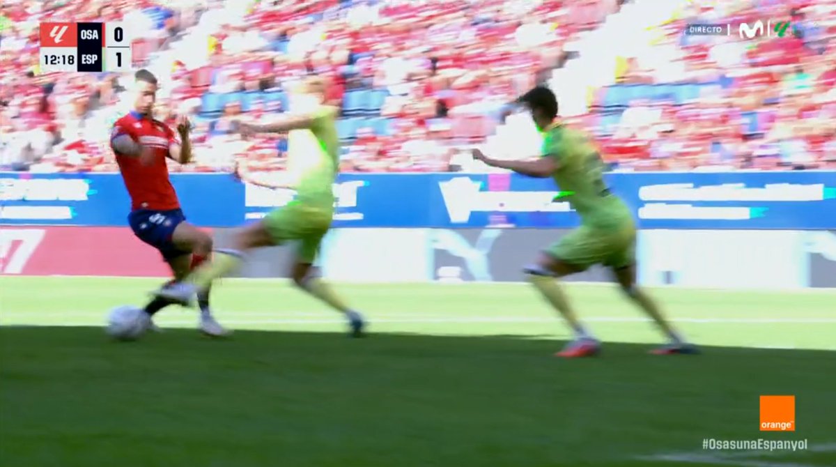 ArchivoVAR's tweet photo. 🖥️💥 Gálvez Rascón compra un billete para la nevera en el Osasuna - Espanyol.

👉🏻 Raúl recorta a Riedel que, sin llegar al balón, se lo lleva puesto dentro del área.

❌ 𝗣𝗘𝗡𝗔𝗟𝗧𝗜 𝗖𝗟𝗔𝗥𝗢.

▪️ Bestard Servera y Gálvez Rascón firman el primer escándalo de la temporada. https://t.co/Klpyy5KKC9