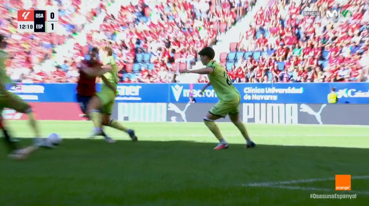 ArchivoVAR's tweet photo. 🖥️💥 Gálvez Rascón compra un billete para la nevera en el Osasuna - Espanyol.

👉🏻 Raúl recorta a Riedel que, sin llegar al balón, se lo lleva puesto dentro del área.

❌ 𝗣𝗘𝗡𝗔𝗟𝗧𝗜 𝗖𝗟𝗔𝗥𝗢.

▪️ Bestard Servera y Gálvez Rascón firman el primer escándalo de la temporada. https://t.co/Klpyy5KKC9
