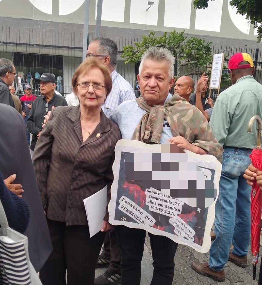DonRRanDom's tweet photo. Que se entere el mundo Republicano

Que se entere el Universo de la Administración de USA

Que por esta razón debe romper lazos con la miserable @delcyrodriguezv

Un nuevo rehén político, solo por llevar una pancarta en Paz

Hombres de negro de Delcy lo secuestraron https://t.co/NOUxNARIAw