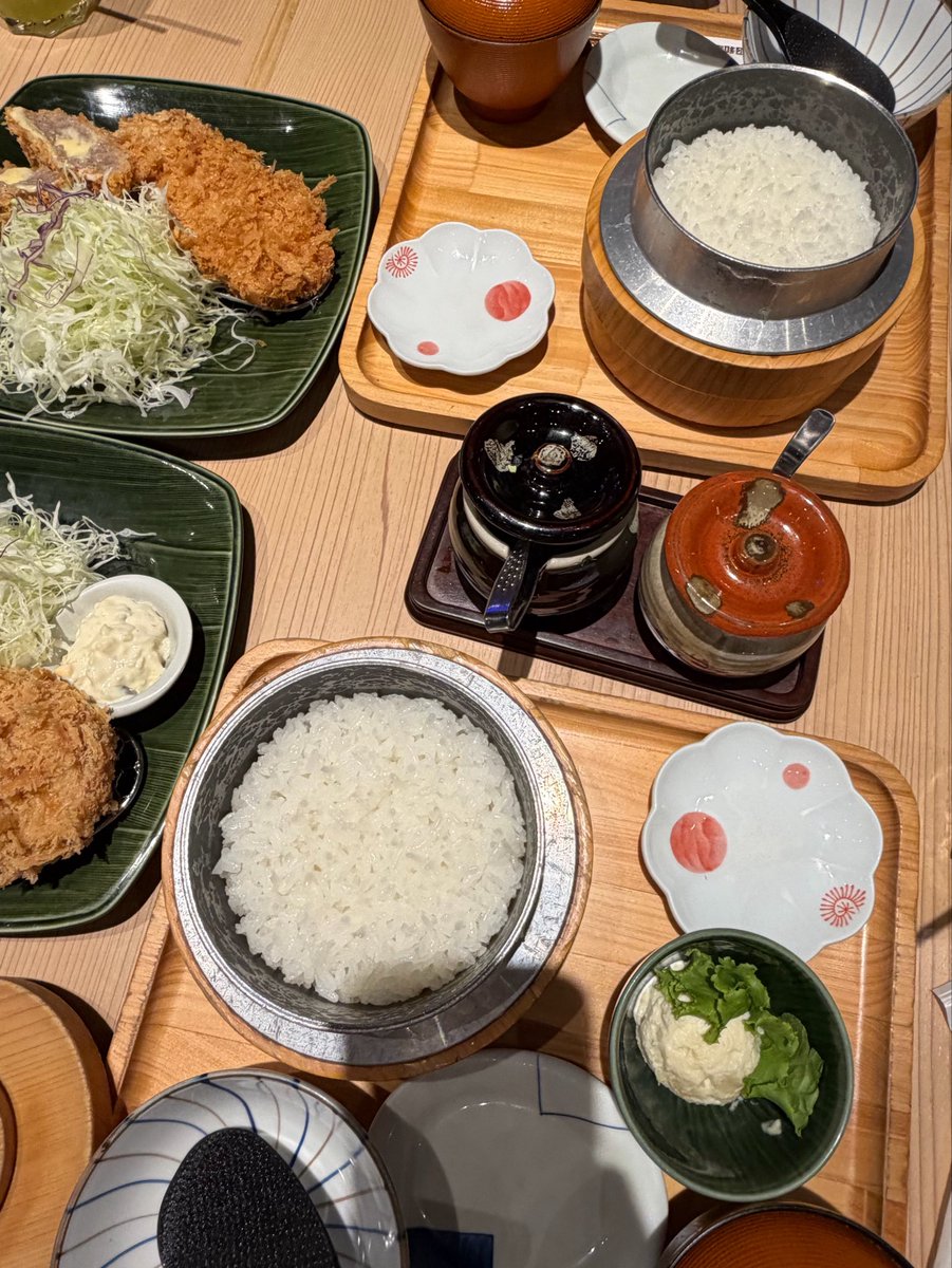 codeforpyou's tweet photo. ทงคัตสึวาโกช่วยเอา หมูสับผัดซอส กับ ผักดอง แบบเติมไม่อั้นไว้ทุกสาขาได้ไหม คือมันกินกับข้าวละอร่อยกว่าที่เคย คือมันอร่อยจริงๆ ทำไมพี่ไม่มีทุกสาขา 😭

อันนี้สาขาที่ไปแล้วมีตอนนี้คือ
-เซนลาด/one bangkok/แฟชั่นไอแลน/เมกะบางนา

ส่วนสาขาสยามเซนไม่มี😭

#TonkatsuWako https://t.co/mpxhwjV4ki