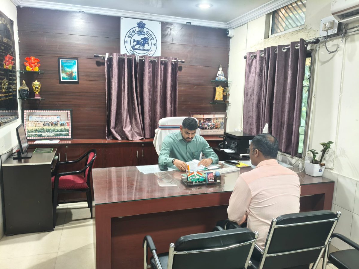 dm_jharsuguda's tweet photo. ଜିଲ୍ଲାପାଳ ଆଞ୍ଚଳିକ ପରିବହନ କାର୍ଯ୍ୟାଳୟ ପରିଦର୍ଶନ କରି ବିଭିନ୍ନ ବିଭାଗୀୟ କାର୍ଯ୍ୟର ସମୀକ୍ଷା କରିଛନ୍ତି। ଜିଲ୍ଲାରେ ଟ୍ରାଫିକ୍ ନିୟମ ଉଲ୍ଲଂଘନ ରୋକିବା ପାଇଁ ଏନଫୋର୍ସମେଣ୍ଟ କାର୍ଯ୍ୟାନୁଷ୍ଠାନକୁ ଆହୁରି ବ୍ୟାପକ ଏବଂ ବକେୟା ଟିକସ ଆଦାୟ ପାଇଁ ଏକ ନିର୍ଦ୍ଧାରିତ ଲକ୍ଷ୍ୟ ପୂରଣ କରିବାକୁ ଆରଟିଓଙ୍କୁ ନିର୍ଦ୍ଦେଶ ଦେଇଥିଲେ। https://t.co/G7KF7Zkz3i