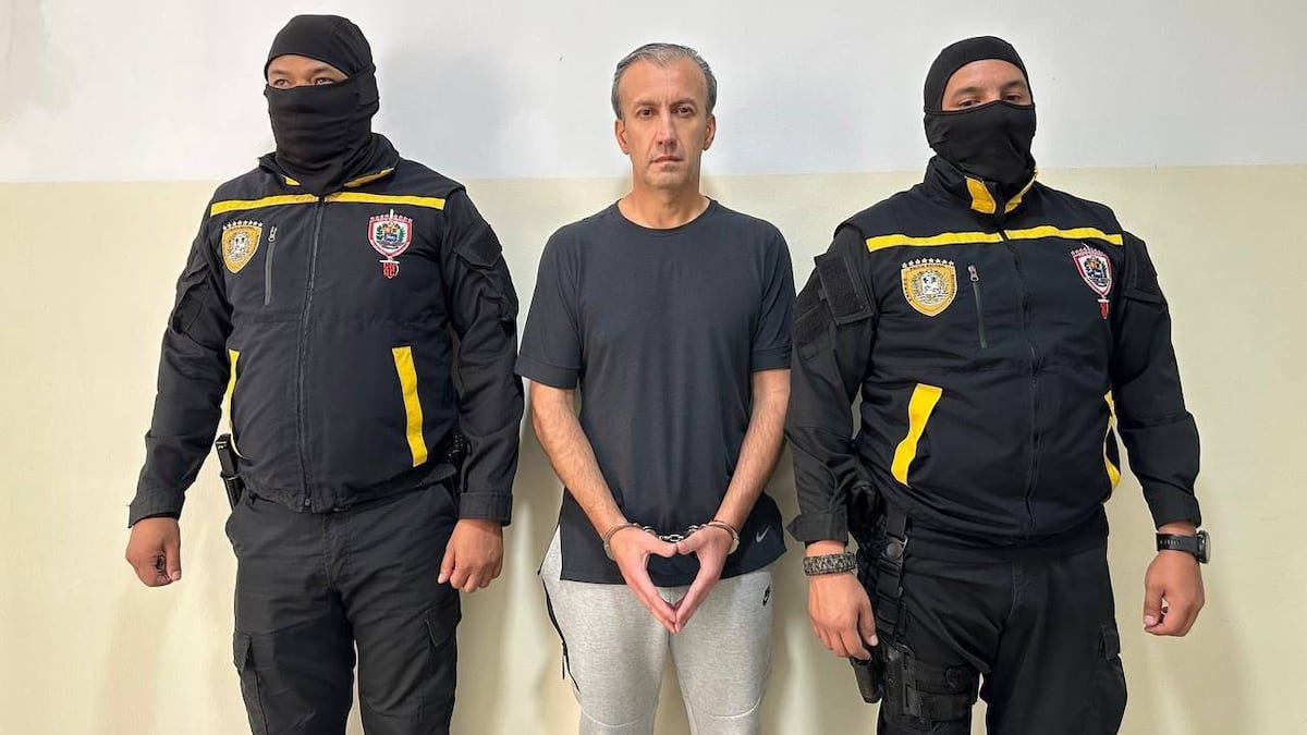 maibortpetit's tweet photo. 🚨 AUMENTAN LOS RUMORES SOBRE EL ASESINATO DE TARECK EL AISSAMI

Crece el rumor sobre la supuesta muerte de Tareck El Aissami, un hombre que conoce muy bien a la cúpula que quedó del régimen, además de tener conocimiento sobre operaciones y recursos manejados durante años por altos funcionarios.

La aparición de sus abogados habría alimentado las especulaciones, y no sería el primer caso en el que surgen dudas sobre el paradero o estado de un detenido.

Lo razonable ante estos rumores es que las autoridades los desmientan con hechos: que presenten una fe de vida de Tareck El Aissami o permitan que sus abogados puedan visitarlo y constatar su situación.