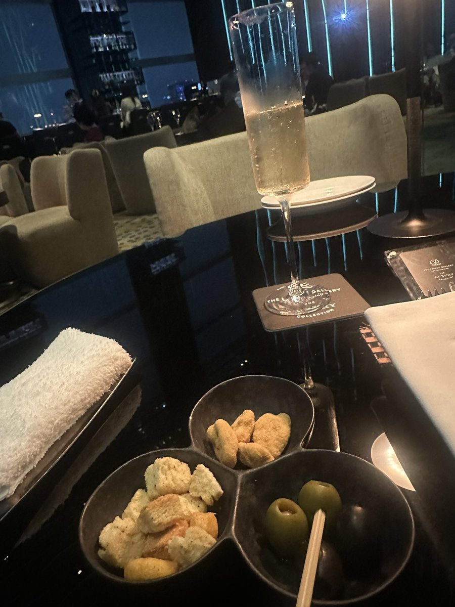 kyon_ui's tweet photo. 今話題のプリンスギャラリー紀尾井町のラウンジ、コスパどうなってる！？東京トップクラスのオシャレ空間で、ソファー席でゆったりくつろぎながら、美味しすぎるアペタイザーと絶品トリュフポテトにドリンクがなんとフリーフローで6000円代！この価格でこれ以上センスのいいデートスポット思いつかん。 https://t.co/sc2i7GLFFP