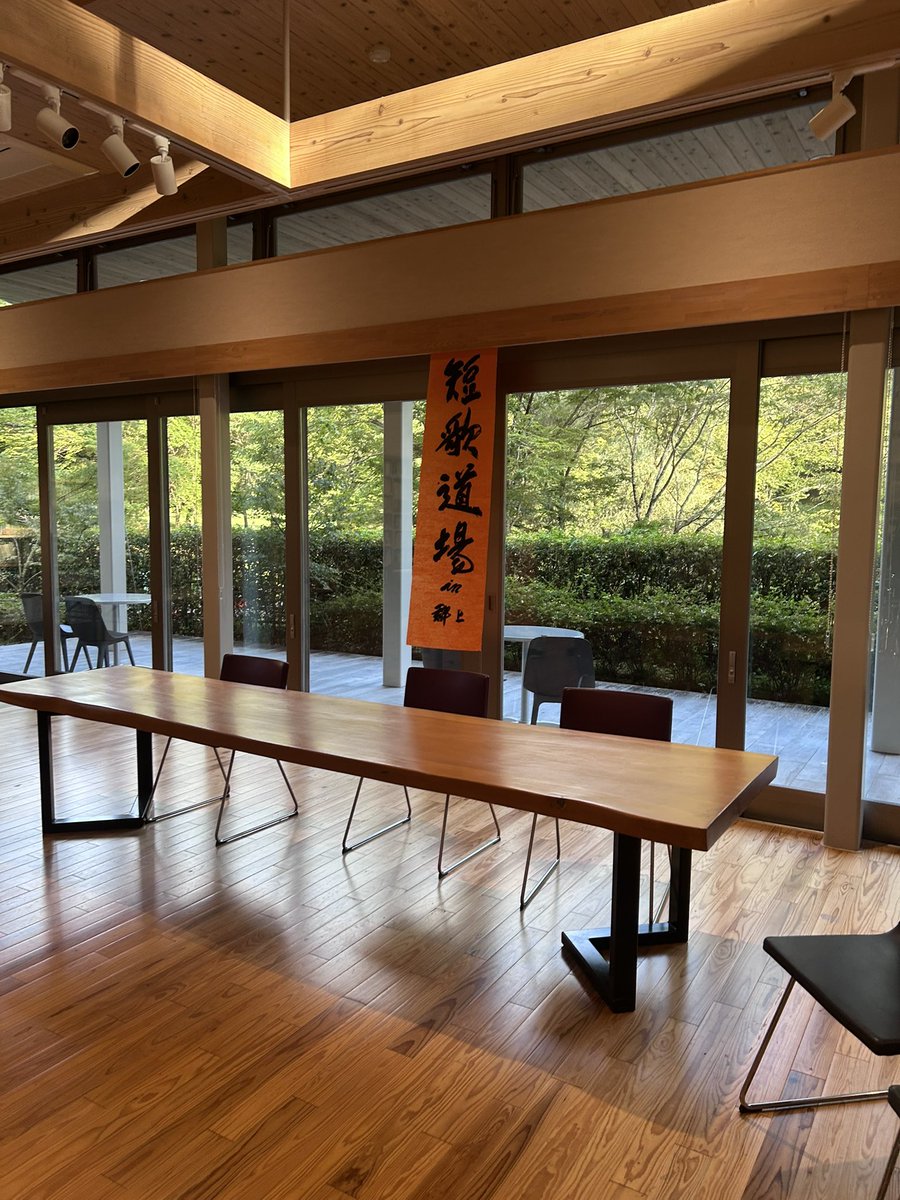000_08b's tweet photo. 自チームが二回戦で敗退してしまい結構落ち込んでいたのですが閉会式で審査員特別賞を穂村弘さんから頂けました！一番好きな歌と言っていただけて本当に嬉しかったです♩
チームメイトの二人もありがとう、短歌道場また出たいな。

鳥の巣は痩せてゆきたりこの冬に君の手が持つ外国のグミ
／大江らま https://t.co/WsXnsiuAVd