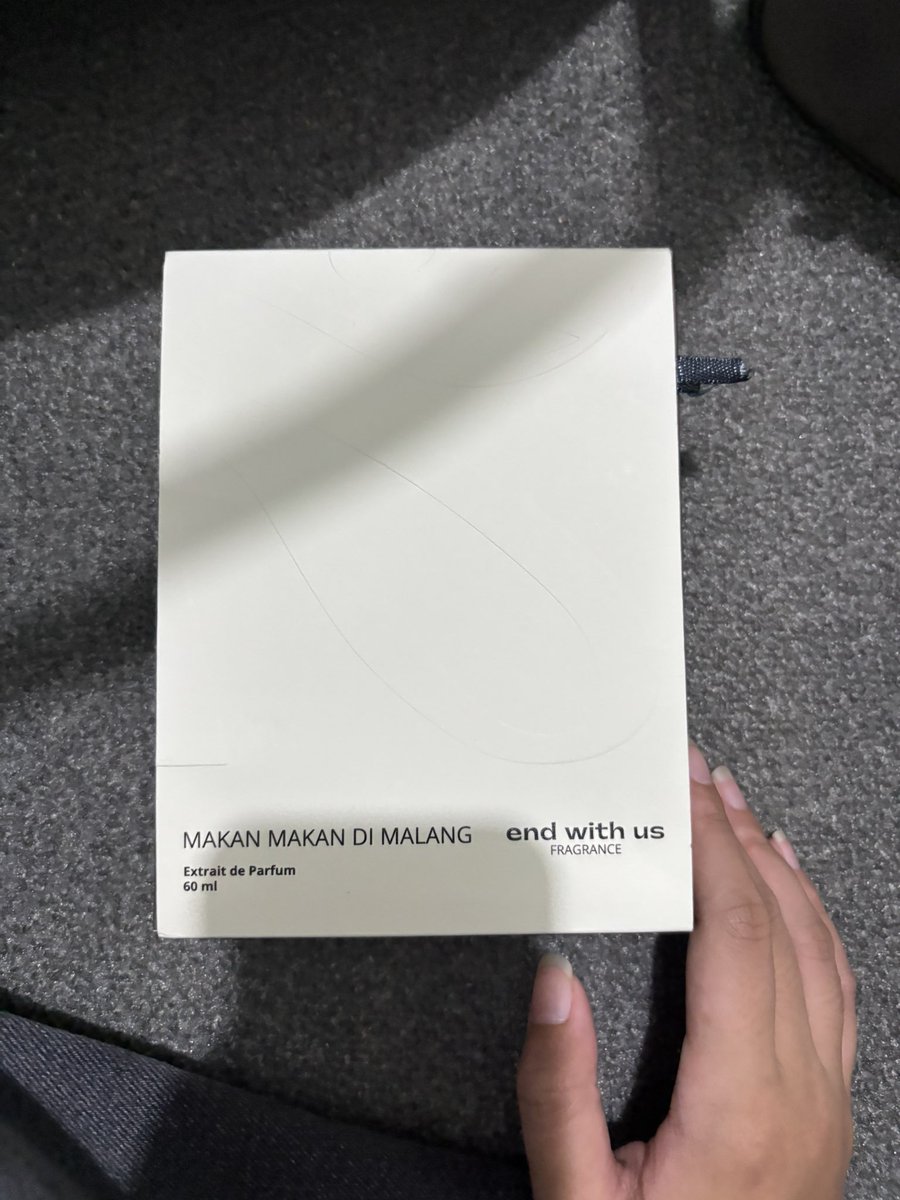 bunghawe's tweet photo. PRELOVED WANT TO SELL PARFUM 

WTS END OF US Makan Makan di Malang!!!! 

Wanginya fresh stroberi buah buahan banget, dry downnya agak rose baru. Aku jual karena wanginya stroberi bingbing, atp beautiful tapi aku cari wangi mawar 

115k aja,baru spray 6x yuk #zonajajan #zonauang https://t.co/GqXLB8NC7z