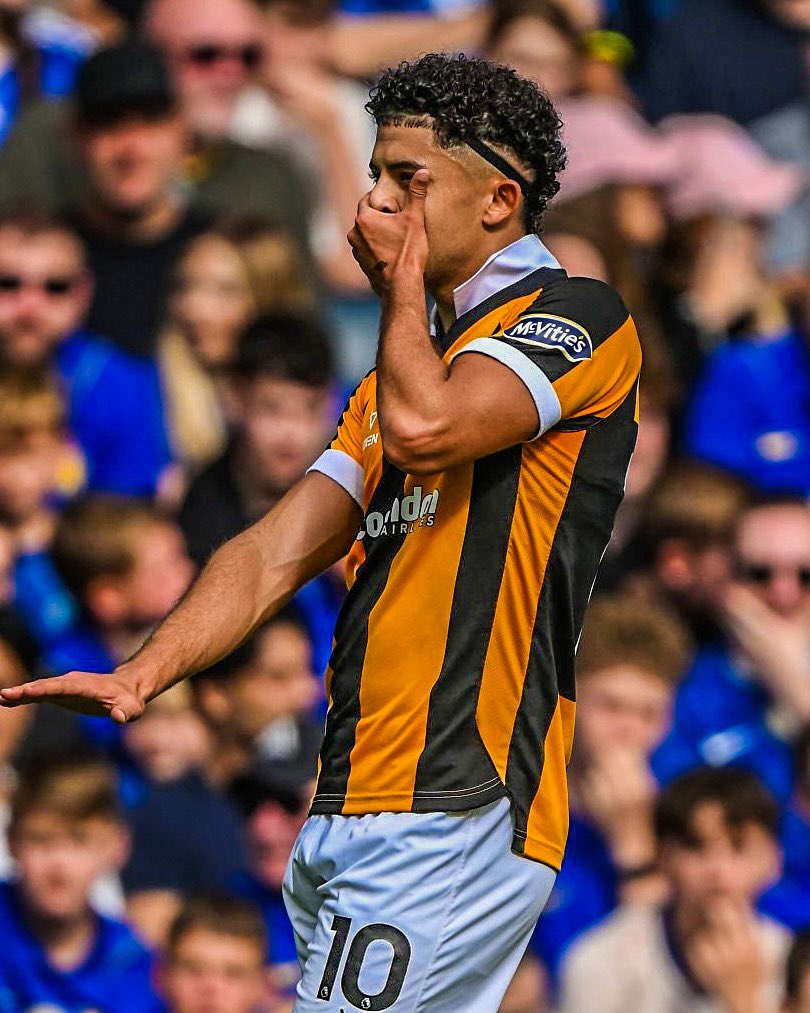 eurofootcom's tweet photo. 🇩🇿✨ Mohamed Belloumi (24) started his career in Algeria for MC Oran... now, he has scored two goals against Chelsea in the Premier League. What a moment. 🥹👏 https://t.co/DlfkXq1lW4