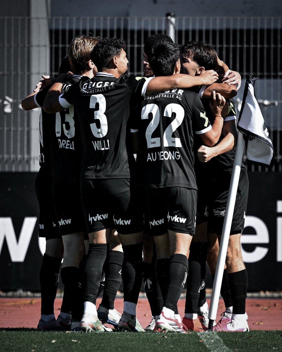 swb1919's tweet photo. Mit 3:0 geht’s in die Halbzeit!🔥⚫️⚪️
Torschützen:
Fetahu 2‘,39‘(E)
Omotehara 18‘
Weiter Männer!!!
#SWBFAC #schwarzweiss #bregenz #fussball #ligazwa https://t.co/CzQHunKkm9