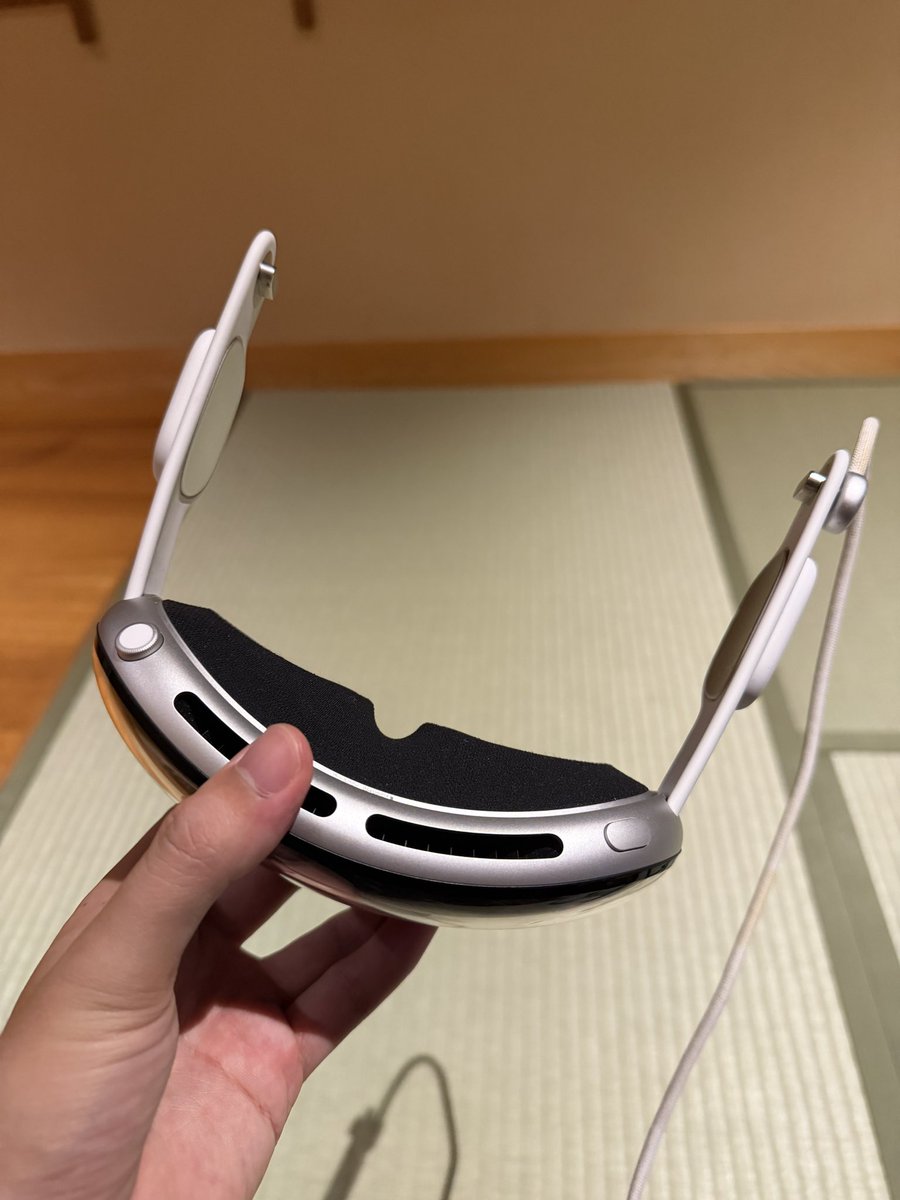 yamatake_film's tweet photo. Appleだって本気出したら薄くできることは初代で証明済み https://t.co/hi2A6hIj3o