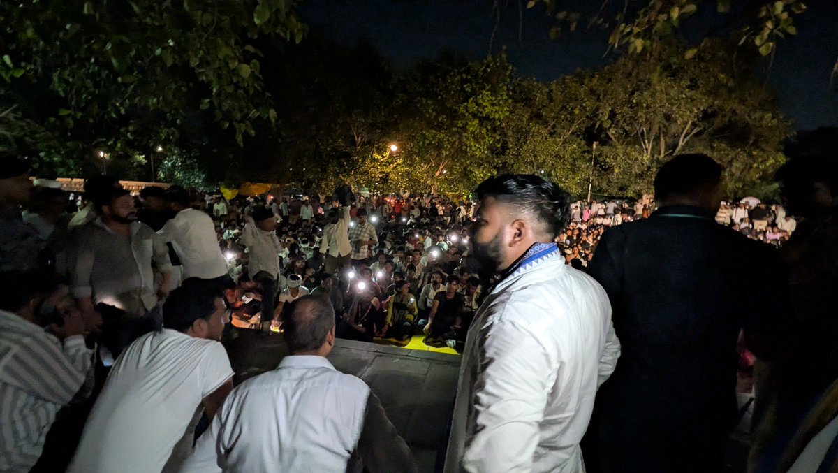 AniketDhanuk_'s tweet photo. आज शाम लखनऊ के ईको गार्डन में पंचायत सहायकों के बीच बड़े भाई चंद्रशेखर आजाद जी के साथ संघर्ष जारी है और न्याय मिलने तक जारी रहेगा।

जय भीम! जय भारत! जय मंडल! जय संविधान!
#पंचायत_सहायक_संघर्ष https://t.co/7q1gMAJa2O