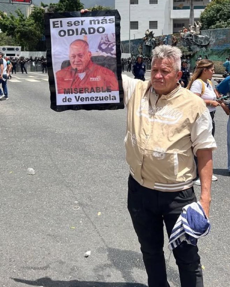 cristiancrespoj's tweet photo. #URGENTE 🚨 @usembassyve @RepCarlos @SecRubio @SenRickScott @RepMariaSalazar @MarioDB 

Oscar Morales López fue secuestrado a las 09:00am frente a Beco La Candelaria por funcionarios del régimen en un Toyota Machito blanco sin placa.

#Venezuela https://t.co/KF25dULHL0
